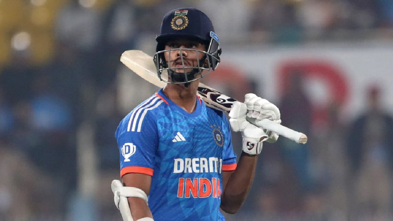 ಏಷ್ಯಾಕಪ್​ಗಾಗಿ ಆಯ್ಕೆ ಮಾಡಲಾದ ಭಾರತ ತಂಡದಲ್ಲಿ ಆರಂಭಿಕರಾಗಿ ಸ್ಥಾನ ಪಡೆದಿರುವುದು ಅಭಿಷೇಕ್ ಶರ್ಮಾ, ಸಂಜು ಸ್ಯಾಮ್ಸನ್ ಹಾಗೂ ಶುಭ್​​ಮನ್ ಗಿಲ್. ಅತ್ತ ಮೂವರನ್ನು ಆರಂಭಿಕರಾಗಿ ಆಯ್ಕೆ ಮಾಡಿದ ಕಾರಣ ಜೈಸ್ವಾಲ್ ಅವರನ್ನು ಕೈ ಬಿಡಲಾಗಿದೆ. ಇಲ್ಲಿ ಯಶಸ್ವಿ ಜೈಸ್ವಾಲ್ ಅವರನ್ನೇ ಕೈ ಬಿಡಲು ಮುಖ್ಯ ಕಾರಣ ಅಭಿಷೇಕ್ ಶರ್ಮಾ.