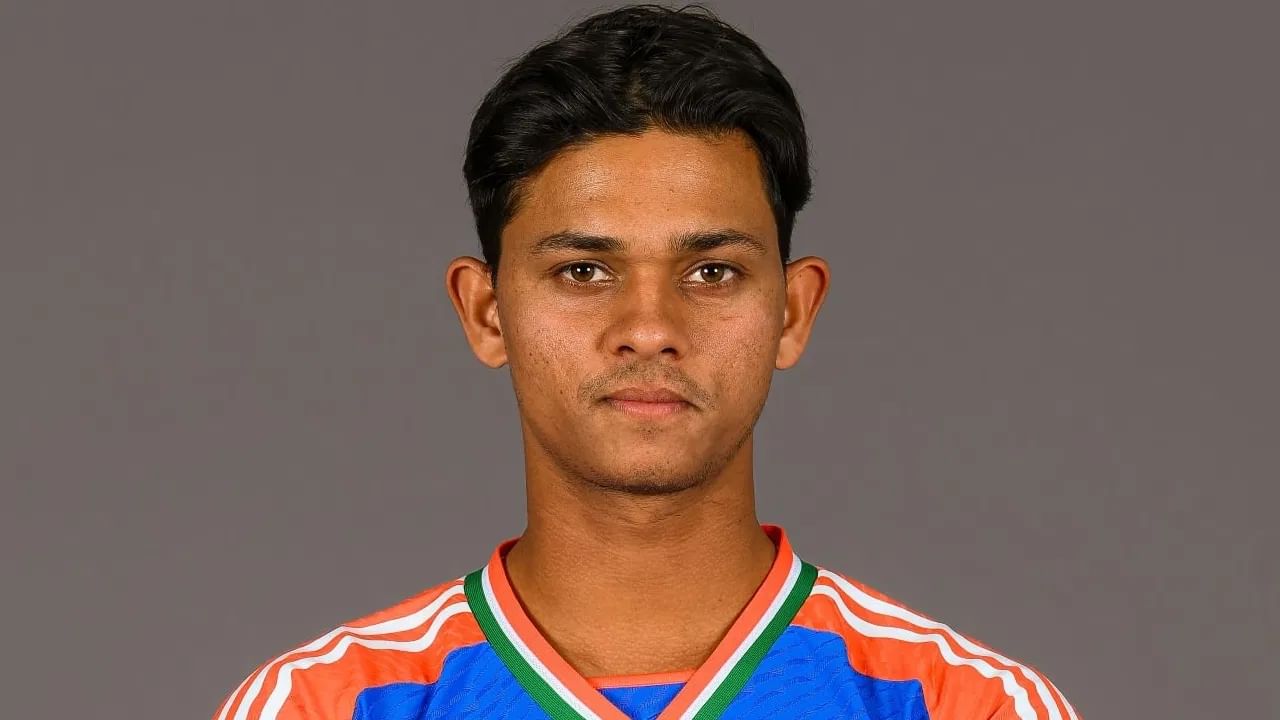 ಯಶಸ್ವಿ ಜೈಸ್ವಾಲ್: ಟಿ20 ವಿಶ್ವಕಪ್ನಲ್ಲಿ ಟೀಮ್ ಇಂಡಿಯಾದ ಆರಂಭಿಕ ದಾಂಡಿಗನಾಗಿ ಆಯ್ಕೆಯಾಗಿದ್ದ ಯಶಸ್ವಿ ಜೈಸ್ವಾಲ್ ಈ ಬಾರಿ ಹೆಚ್ಚುವರಿ ಆಟಗಾರರ ಪಟ್ಟಿಯಲ್ಲಿ ಸ್ಥಾನ ಪಡೆದಿದ್ದಾರೆ. ತಂಡದಲ್ಲಿ ಅಭಿಷೇಕ್ ಶರ್ಮಾ, ಶುಭ್ಮನ್ ಗಿಲ್ ಹಾಗೂ ಸಂಜು ಸ್ಯಾಮ್ಸನ್ ಆರಂಭಿಕರಾಗಿ ಸ್ಥಾನ ಪಡೆದಿದ್ದು, ಹೀಗಾಗಿ ಜೈಸ್ವಾಲ್ ಅವರನ್ನು ಮೀಸಲು ಪಟ್ಟಿಯಲ್ಲಿರಿಸಲಾಗಿದೆ.