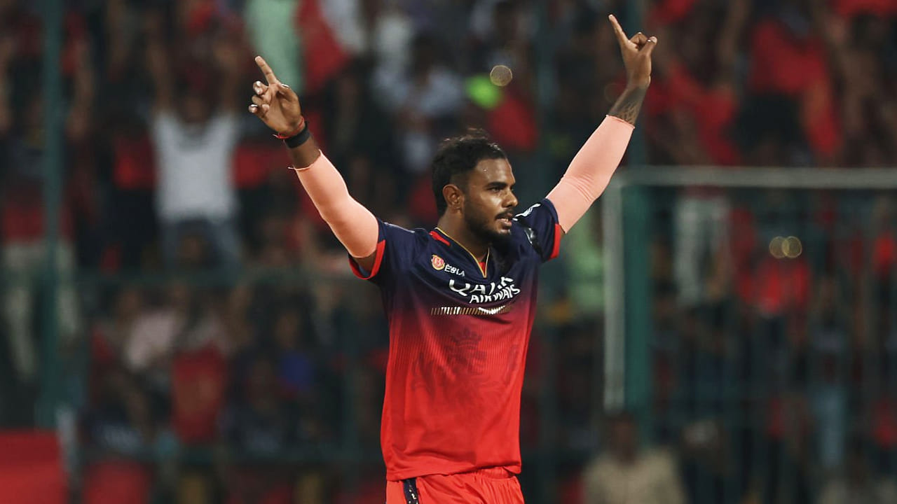 ಇದಕ್ಕೂ ಮುನ್ನ ಯಶ್ ದಯಾಳ್ ಇಂಡಿಯನ್ ಪ್ರೀಮಿಯರ್ ಲೀಗ್​ನಲ್ಲಿ ರಾಯಲ್ ಚಾಲೆಂಜರ್ಸ್ ಬೆಂಗಳೂರು ಪರ 15 ಪಂದ್ಯಗಳಲ್ಲಿ ಕಣಕ್ಕಿಳಿದಿದ್ದರು. ಜೋಶ್ ಹೇಝಲ್​ವುಡ್ ಜೊತೆ ದಾಳಿ ಸಂಘಟಿಸಿದ್ದ ಎಡಗೈ ವೇಗಿ ಒಟ್ಟು 13 ವಿಕೆಟ್​ಗಳನ್ನು ಸಹ ಕಬಳಿಸಿದ್ದರು. ಈ ಮೂಲಕ ಆರ್​ಸಿಬಿ ಚೊಚ್ಚಲ ಬಾರಿ ಚಾಂಪಿಯನ್ ಪಟ್ಟ ಅಲಂಕರಿಸುವಲ್ಲಿ ಪ್ರಮುಖ ಪಾತ್ರವಹಿಸಿದ್ದರು.