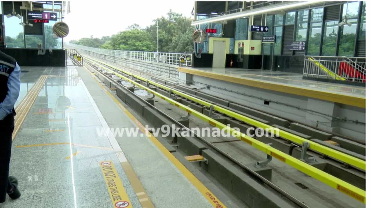 ಯೆಲ್ಲೋ ಲೈನ್ ಮೆಟ್ರೋ ನಿಲ್ದಾಣಗಳಲ್ಲಿ ಕುಳಿತುಕೊಳ್ಳಲು ಕುರ್ಚಿ ವ್ಯವಸ್ಥೆಯೇ ಇಲ್ಲ! ಪ್ರಯಾಣಿಕರ ಆಕ್ರೋಶ