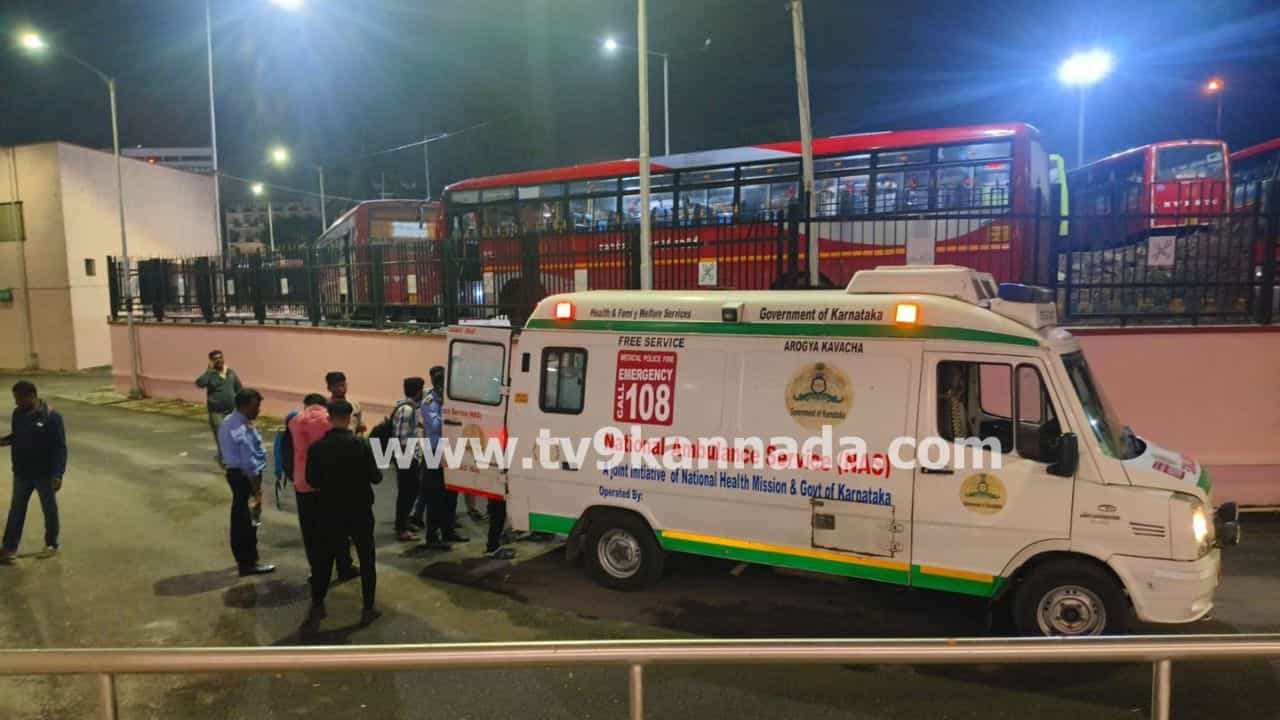 Namma Metro: ಮೆಜೆಸ್ಟಿಕ್ ಮೆಟ್ರೋ ನಿಲ್ದಾಣದಲ್ಲಿ ರೈಲು ಬರುತ್ತಿದ್ದಂತೆಯೇ ಹಳಿಗೆ ಜಿಗಿದು ಆತ್ಮಹತ್ಯೆಗೆ ಯತ್ನಿಸಿದ ಯುವಕ Namma Metro: ಮೆಜೆಸ್ಟಿಕ್ ಮೆಟ್ರೋ ನಿಲ್ದಾಣದಲ್ಲಿ ರೈಲು ಬರುತ್ತಿದ್ದಂತೆಯೇ ಹಳಿಗೆ ಜಿಗಿದು ಆತ್ಮಹತ್ಯೆಗೆ ಯತ್ನಿಸಿದ ಯುವಕ