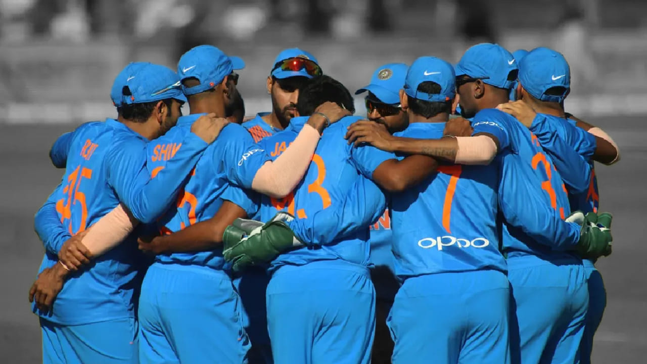 ಟೀಮ್ ಇಂಡಿಯಾ ಆಟಗಾರ ಅಮಿತ್ ಮಿಶ್ರಾ (Amit Mishra) ಎಲ್ಲಾ ಮಾದರಿಯ ಕ್ರಿಕೆಟ್​ಗೆ ವಿದಾಯ ಹೇಳಿದ್ದಾರೆ. ಇದರೊಂದಿಗೆ 15 ವರ್ಷಗಳ ಸುದೀರ್ಘ ವೃತ್ತಿಜೀವನ ಅಂತ್ಯಗೊಂಡಂತಾಗಿದೆ. 2010 ರಲ್ಲಿ ಭಾರತದ ಪರ ಸ್ಪಿನ್ನರ್ ಆಗಿ ಪಾದಾರ್ಪಣೆ ಮಾಡಿದ ಅಮಿತ್ ಮಿಶ್ರಾ 2017 ರವರೆಗೆ ಟೀಮ್ ಇಂಡಿಯಾವನ್ನು ಪ್ರತಿನಿಧಿಸಿದ್ದರು.