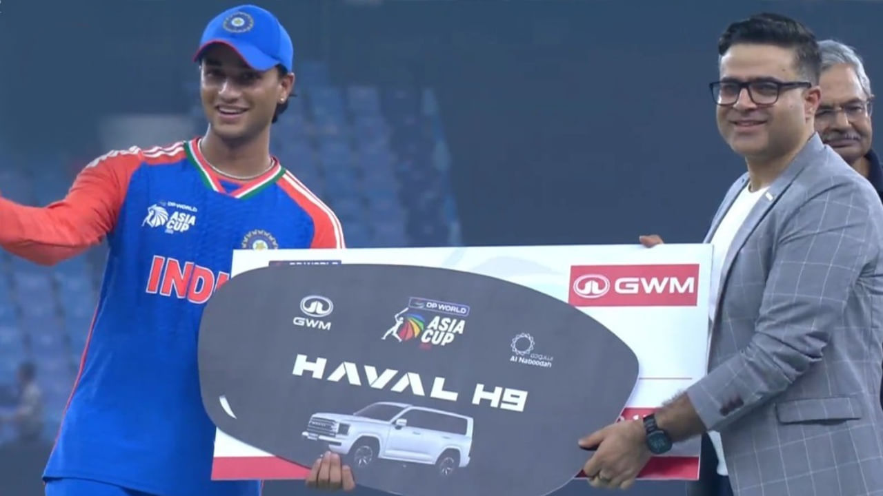 ಟೀಮ್ ಇಂಡಿಯಾ ಪರ ಅದ್ಭುತ ಪ್ರದರ್ಶನ ನೀಡಿದ ಅಭಿಷೇಕ್ ಶರ್ಮಾ ಪ್ಲೇಯರ್ ಆಫ್ ದಿ ಟೂರ್ನಮೆಂಟ್ ಪ್ರಶಸ್ತಿಯೊಂದಿಗೆ 13.30 ಲಕ್ಷ ರೂ. ನಗದು ಬಹುಮಾನ ಪಡೆದಿದ್ದಾರೆ. ಇದರೊಂದಿಗೆ ಪ್ಲೇಯರ್ ಆಫ್ ದಿ ಟೂರ್ನಮೆಂಟ್​ ಆಟಗಾರನಿಗೆ ನೀಡಲಾಗುವ ಸುಮಾರು 25 ಲಕ್ಷ ರೂ. ಮೌಲ್ಯದ ಹವಾಲ್ H9 SUV ಕಾರು ಕೂಡ ಅಭಿಷೇಕ್ ಶರ್ಮಾಗೆ ದಕ್ಕಿದೆ.