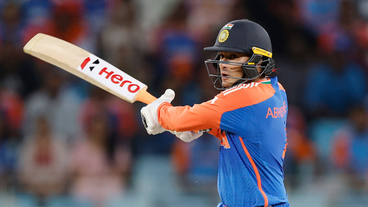 ಟೀಂ ಇಂಡಿಯಾ ದಿಗ್ಗಜ ವಿರಾಟ್ ಕೊಹ್ಲಿ ದಾಖಲೆಯನ್ನು ಮುರಿಯಲು ಅಭಿಷೇಕ್ ಶರ್ಮಾ ಕೇವಲ 11 ರನ್‌ಗಳ ದೂರದಲ್ಲಿದ್ದಾರೆ. ಈ ಟೂರ್ನಿಯಲ್ಲಿ ಅಭಿಷೇಕ್ ಶರ್ಮಾ ಅತಿ ಹೆಚ್ಚು ರನ್ ಗಳಿಸಿದ್ದು, ಇದುವರೆಗೆ ಆಡಿರುವ ಆರು ಪಂದ್ಯಗಳಲ್ಲಿ 309 ರನ್ ಗಳಿಸಿದ್ದಾರೆ. ಇದೀಗ ಒಂದೇ ಟಿ20 ಟೂರ್ನಿಯಲ್ಲಿ ಅತಿ ಹೆಚ್ಚು ರನ್ ಗಳಿಸಿದ ಆಟಗಾರನಾಗುವ ಸನಿಹದಲ್ಲಿದ್ದಾರೆ. 