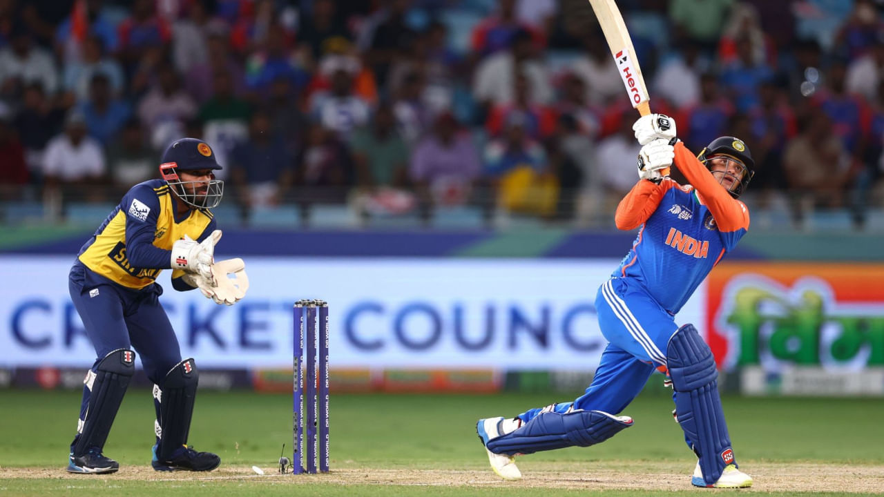 ಈ ಹಿಂದೆ, ರೋಹಿತ್ ಒಂದು ಟೂರ್ನಿಯಲ್ಲಿ 250 ರನ್ ಗಳಿಸಿದ್ದರೆ, ವಿರಾಟ್ ಕೊಹ್ಲಿ ನಾಲ್ಕು ಟಿ20 ಟೂರ್ನಿಗಳಲ್ಲಿ 250 ರನ್ ಗಳಿಸಿದ್ದಾರೆ. ಇದಲ್ಲದೆ, ಅಭಿಷೇಕ್ ಶರ್ಮಾ ಟಿ20 ಏಷ್ಯಾ ಕಪ್ನ ಒಂದೇ ಆವೃತ್ತಿಯಲ್ಲಿ 300 ರನ್ ಗಳಿಸಿದ ಮೊದಲ ಬ್ಯಾಟ್ಸ್ಮನ್ ಎಂಬ ಹೆಗ್ಗಳಿಕೆಗೂ ಪಾತ್ರರಾಗಿದ್ದಾರೆ. ಈ ಟೂರ್ನಿಯಲ್ಲಿ ಟೀಮ್ ಇಂಡಿಯಾ ಇನ್ನೂ ಒಂದು ಪಂದ್ಯವನ್ನು ಆಡಬೇಕಾಗಿದೆ ಎಂಬುದು ಗಮನಿಸಬೇಕಾದ ಸಂಗತಿ. ಅಂತಹ ಪರಿಸ್ಥಿತಿಯಲ್ಲಿ, ಅಭಿಷೇಕ್ ತಮ್ಮ ದಾಖಲೆಯನ್ನು ಮತ್ತಷ್ಟು ಉತ್ತಮಗೊಳಿಸುವ ಅವಕಾಶವನ್ನು ಹೊಂದಿರುತ್ತಾರೆ.