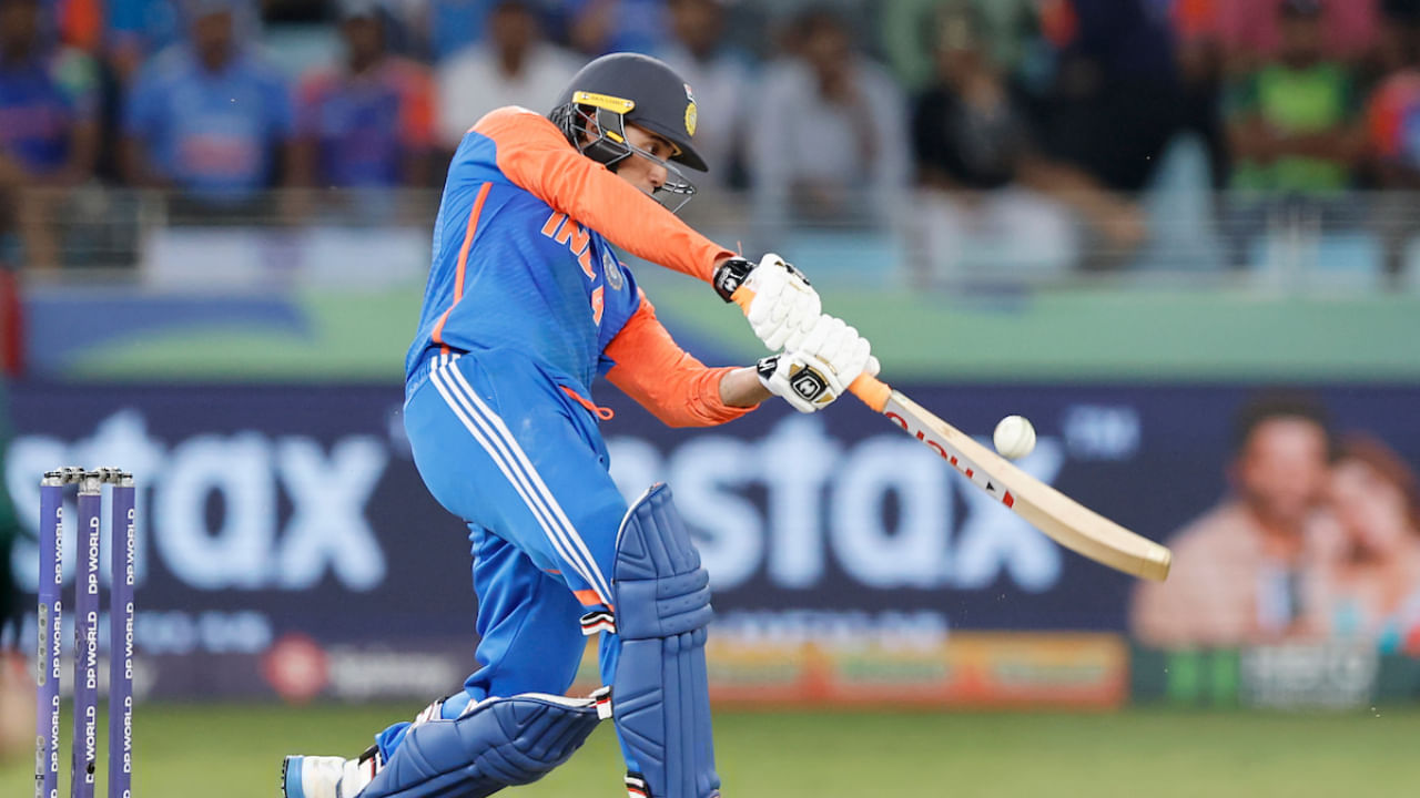 ಏಷ್ಯಾಕಪ್ನಲ್ಲಿ ರನ್ಗಳ ಮಳೆ ಹರಿಸುತ್ತಿರುವ ಟೀಂ ಇಂಡಿಯಾದ ಯುವ ಆರಂಭಿಕ ಬ್ಯಾಟ್ಸ್ಮನ್ ಅಭಿಷೇಕ್ ಶರ್ಮಾ ಐಸಿಸಿ ಟಿ20 ಶ್ರೇಯಾಂಕದಲ್ಲಿ ಹೊಸ ಇತಿಹಾಸ ಸೃಷ್ಟಿಸಿದ್ದಾರೆ. ಅಭಿಷೇಕ್ ತಮ್ಮ ನಂಬರ್ 1 ಸ್ಥಾನವನ್ನು ಉಳಿಸಿಕೊಂಡಿದ್ದು ಮಾತ್ರವಲ್ಲದೆ ಈಗ ರೇಟಿಂಗ್ ಪಾಯಿಂಟ್ಗಳಲ್ಲಿ 900 ಅಂಕಗಳನ್ನು ದಾಟಿದ್ದಾರೆ. ಈ ಮೂಲಕ ಅಭಿಷೇಕ್ ಶರ್ಮಾ 900 ಅಂಕಗಳನ್ನು ದಾಟಿದ ಮೂರನೇ ಭಾರತೀಯ ಬ್ಯಾಟ್ಸ್ಮನ್ ಎನಿಸಿಕೊಂಡಿದ್ದಾರೆ.