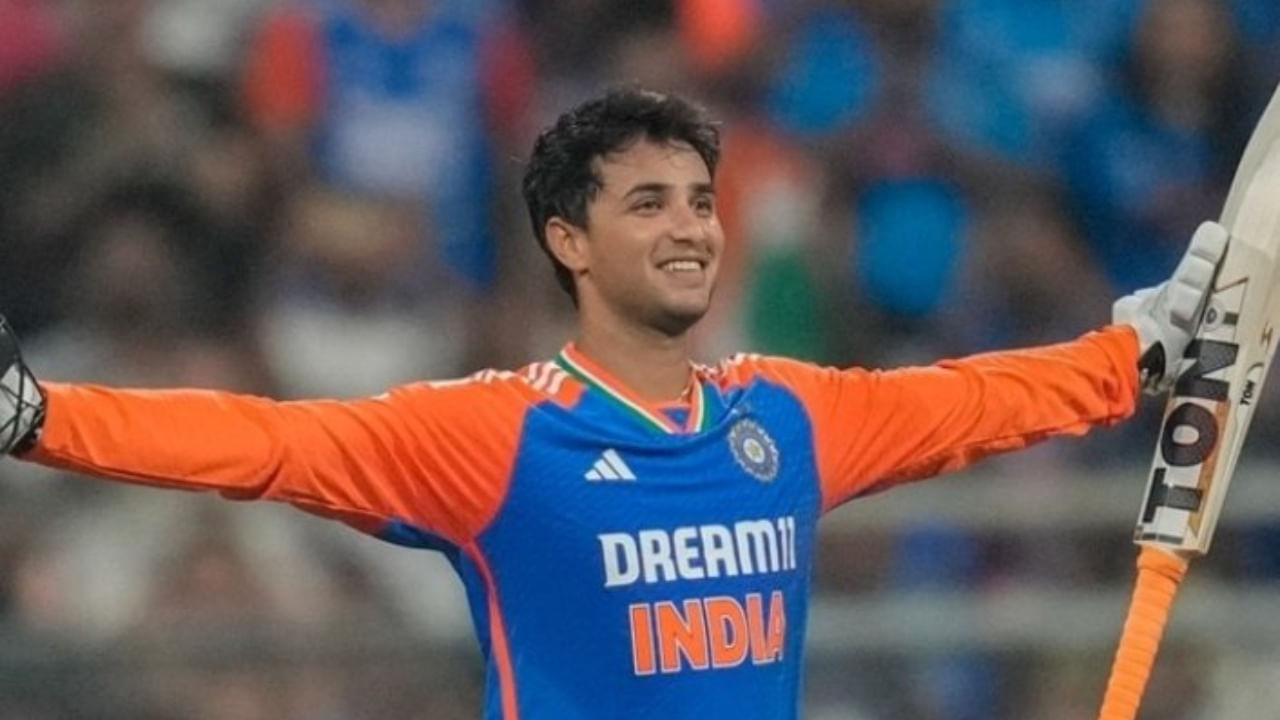 ಭಾರತದ ಆರಂಭಿಕ ಆಟಗಾರ ಅಭಿಷೇಕ್ ಶರ್ಮಾ 2025 ರ ಏಷ್ಯಾಕಪ್ನಲ್ಲಿ ಭರ್ಜರಿ ಪ್ರದರ್ಶನ ನೀಡುತ್ತಿದ್ದಾರೆ. ಶ್ರೀಲಂಕಾ ವಿರುದ್ಧದ ಸೂಪರ್ 4 ಹಂತದ ಪಂದ್ಯದಲ್ಲಿ ತಂಡಕ್ಕೆ ಉತ್ತಮ ಆರಂಭ ನೀಡುವಲ್ಲಿ ಯಶಸ್ವಿಯಾದ ಅಭಿಷೇಕ್ ಈ ಟೂರ್ನಿಯಲ್ಲಿ ಹ್ಯಾಟ್ರಿಕ್ ಅರ್ಧಶತಕ ಬಾರಿಸಿದ್ದಾರೆ. ಈ ಮೂಲಕ ದಿಗ್ಗಜರ ವಿಶೇಷ ಪಟ್ಟಿಯಲ್ಲಿಯೂ ಸ್ಥಾನ ಪಡೆದಿದ್ದಾರೆ.