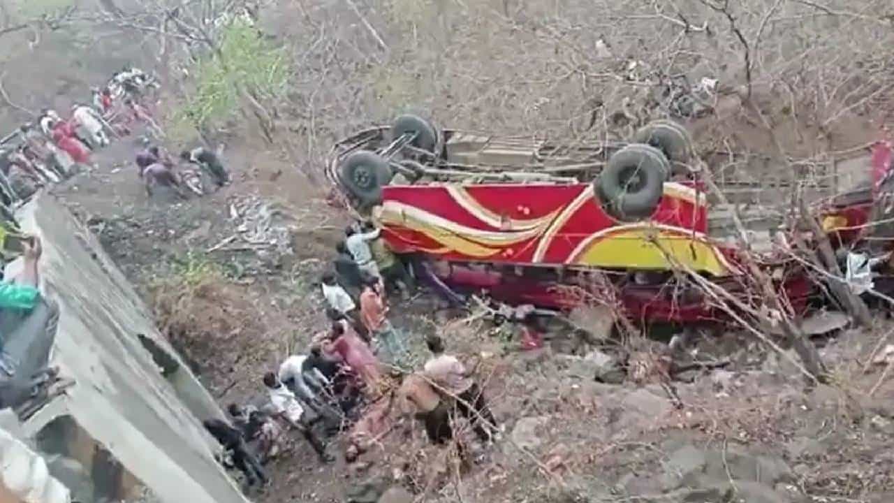 ಮಧ್ಯಪ್ರದೇಶ: ಕಾರ್ಮಿಕರನ್ನು ಕರೆದೊಯ್ಯುತ್ತಿದ್ದ ಬಸ್ ಪಲ್ಟಿ, ಓರ್ವ ಸಾವು, 24 ಮಂದಿಗೆ ಗಾಯ ಮಧ್ಯಪ್ರದೇಶ: ಕಾರ್ಮಿಕರನ್ನು ಕರೆದೊಯ್ಯುತ್ತಿದ್ದ ಬಸ್ ಪಲ್ಟಿ, ಓರ್ವ ಸಾವು, 24 ಮಂದಿಗೆ ಗಾಯ