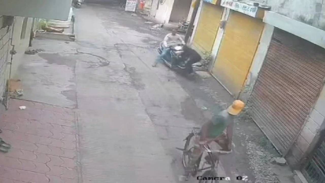 Video: ರಾಜಿಗೆ ಒಪ್ಪಲಿಲ್ಲವೆಂದು ಮಾಜಿ ಪ್ರೇಯಸಿಗೆ ಸ್ಕೂಟಿಯಲ್ಲಿ ಬಂದು ಡಿಕ್ಕಿ ಹೊಡೆದ ವ್ಯಕ್ತಿ