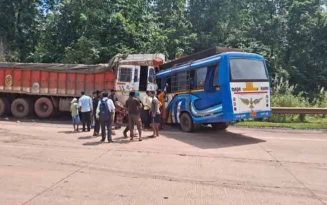 ಒಡಿಶಾ: ತಪ್ಪು ದಿಕ್ಕಿನಲ್ಲಿ ಬಂದು ಟ್ರಕ್​​ಗೆ ಡಿಕ್ಕಿ ಹೊಡೆದ ಬಸ್, 6 ಮಂದಿ ಸಾವು, 10 ಜನರಿಗೆ ಗಾಯ