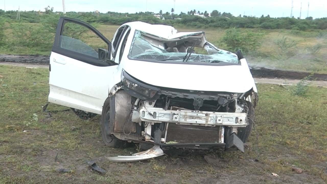 ಗದಗ ಭೀಕರ ಅಪಘಾತ: ಹಸೆಮಣೆ ಏರಬೇಕಿದ್ದ ಇಬ್ಬರು ಪೊಲೀಸ್ ಕಾನ್ಸ್ಟೇಬಲ್ ಸೇರಿ ಮೂವರು ಸಾವು ಗದಗ ಭೀಕರ ಅಪಘಾತ: ಹಸೆಮಣೆ ಏರಬೇಕಿದ್ದ ಇಬ್ಬರು ಪೊಲೀಸ್ ಕಾನ್ಸ್ಟೇಬಲ್ ಸೇರಿ ಮೂವರು ಸಾವು