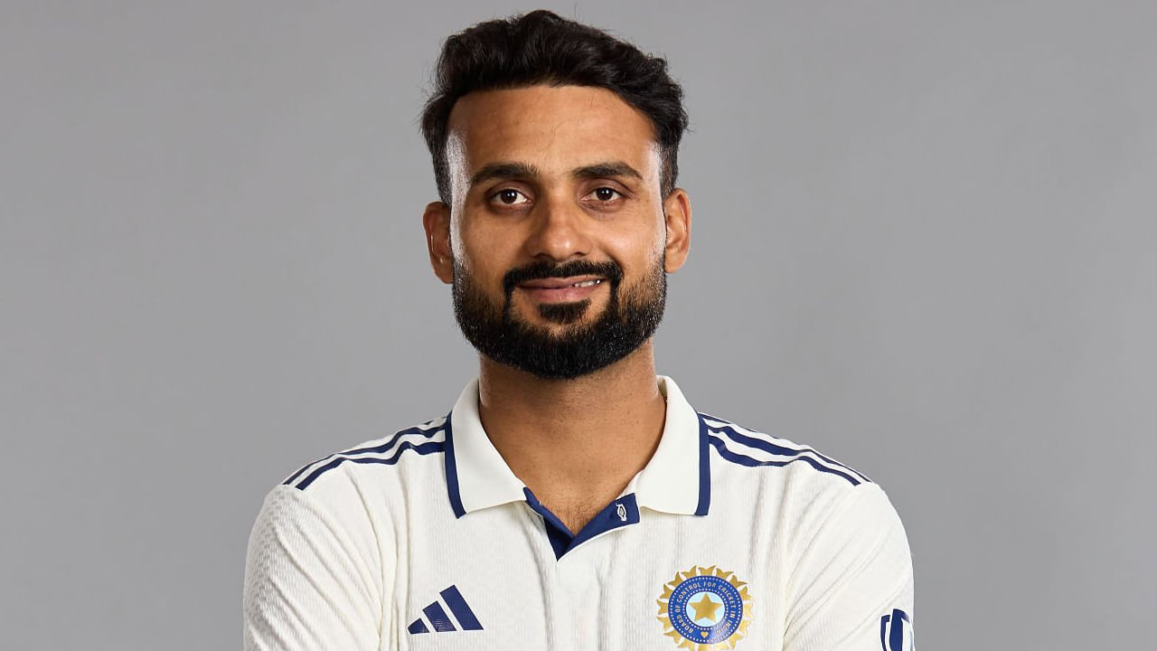 ಆಕಾಶ್ ದೀಪ್: ಆಂಗ್ಲರ ವಿರುದ್ಧದ ಸರಣಿಯಲ್ಲಿ ಆಕಾಶ್ ದೀಪ್ 3 ಪಂದ್ಯಗಳನ್ನಾಡಿದ್ದರು. ಈ ವೇಳೆ ಉತ್ತಮ ದಾಳಿ ಸಂಘಟಿಸಿದ್ದ ಆಕಾಶ್ ಒಟ್ಟು 13 ವಿಕೆಟ್ ಕಬಳಿಸಿದ್ದರು. ಇದಾಗ್ಯೂ ವೆಸ್ಟ್ ಇಂಡೀಸ್ ವಿರುದ್ಧದ ಸರಣಿಗೆ ಆಕಾಶ್ ದೀಪ್ ಅವರನ್ನು ಆಯ್ಕೆ ಮಾಡದಿರುವುದು ಅಚ್ಚರಿ.