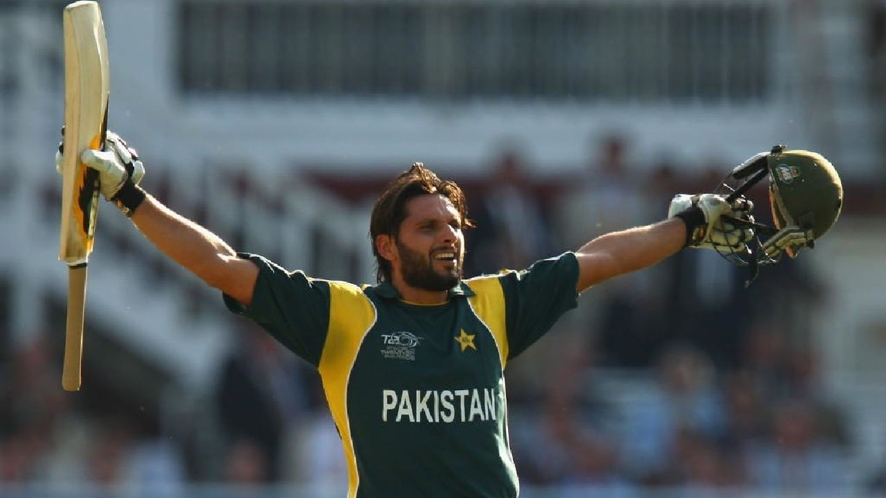 ಪಾಕಿಸ್ತಾನ್ ಪರ ಟಿ20 ಅಂತಾರಾಷ್ಟ್ರೀಯ ಕ್ರಿಕೆಟ್​ನಲ್ಲಿ ಅತೀ ಹೆಚ್ಚು ಬಾರಿ ಸೊನ್ನೆಗೆ ಔಟಾದ ದಾಖಲೆಗಳ ಪಟ್ಟಿಯಲ್ಲಿ ಮಾಜಿ ನಾಯಕ ಶಾಹಿದ್ ಅಫ್ರಿದಿ ದ್ವಿತೀಯ ಸ್ಥಾನದಲ್ಲಿದ್ದರು. ಅಫ್ರಿದಿ 90 ಇನಿಂಗ್ಸ್​ಗಳಲ್ಲಿ ಒಟ್ಟು 8 ಬಾರಿ ಶೂನ್ಯಕ್ಕೆ ವಿಕೆಟ್ ಒಪ್ಪಿಸಿದ್ದರು.