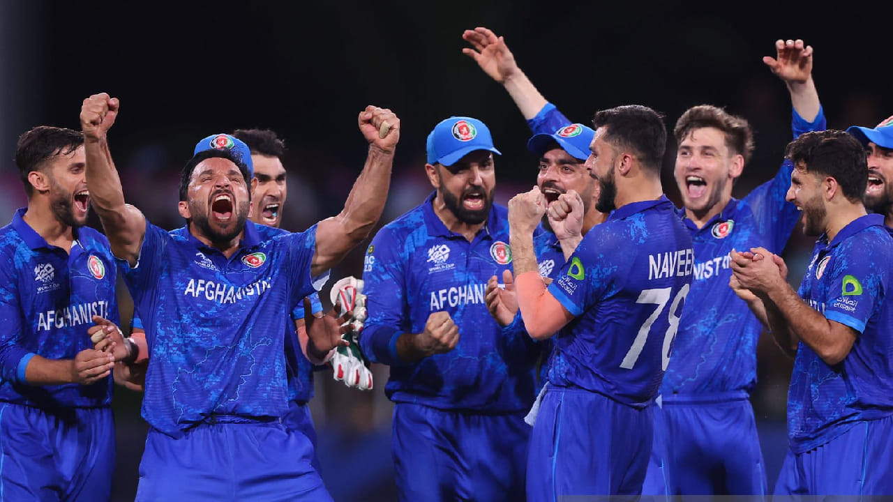 ಶಾರ್ಜಾ ಕ್ರಿಕೆಟ್ ಸ್ಟೇಡಿಯಂನಲ್ಲಿ ನಡೆದ ಯುಎಇ ವಿರುದ್ಧದ ಪಂದ್ಯದಲ್ಲಿ ಅಫ್ಘಾನಿಸ್ತಾನ್ ತಂಡ ರೋಚಕ ಜಯ ಸಾಧಿಸಿದೆ. ಈ ಪಂದ್ಯದಲ್ಲಿ ಟಾಸ್ ಗೆದ್ದ ಅಫ್ಘಾನಿಸ್ತಾನ್ ತಂಡವು ಮೊದಲು ಬ್ಯಾಟಿಂಗ್ ಮಾಡಿ 20 ಓವರ್ಗಳಲ್ಲಿ 170 ರನ್ ಕಲೆಹಾಕಿದ್ದರು. ಈ ಗುರಿಯನ್ನು ಬೆನ್ನತ್ತಿದ ಯುಎಇ ತಂಡ 20 ಓವರ್ಗಳಲ್ಲಿ 166 ರನ್ಗಳಿಸಲಷ್ಟೇ ಶಕ್ತರಾಗಿದ್ದರು.