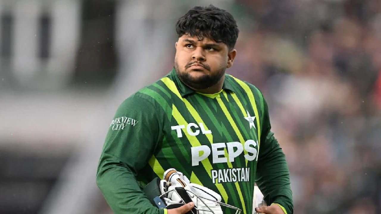 ಪಾಕಿಸ್ತಾನ್ ತಂಡದ ವಿಕೆಟ್ ಕೀಪರ್ ಬ್ಯಾಟರ್ ಆಝಂ ಖಾನ್ (Azam Khan) ಮತ್ತೆ ಸುದ್ದಿಯಲ್ಲಿದ್ದಾರೆ. ಈ ಬಾರಿ ಕೂಡ ಅವರು ಸುದ್ದಿಯಲ್ಲಿರುವುದು ಫಿಟ್ನೆಸ್ ಕಾರಣದಿಂದಾಗಿ. ಅಂದರೆ ದಢೂತಿ ದೇಹದ ಆಝಂ ಖಾನ್ ಅವರ ಆಯ್ಕೆ ಬಗ್ಗೆ ಹಲವು ಬಾರಿ ಪ್ರಶ್ನೆಗಳೆದ್ದಿದ್ದವು.