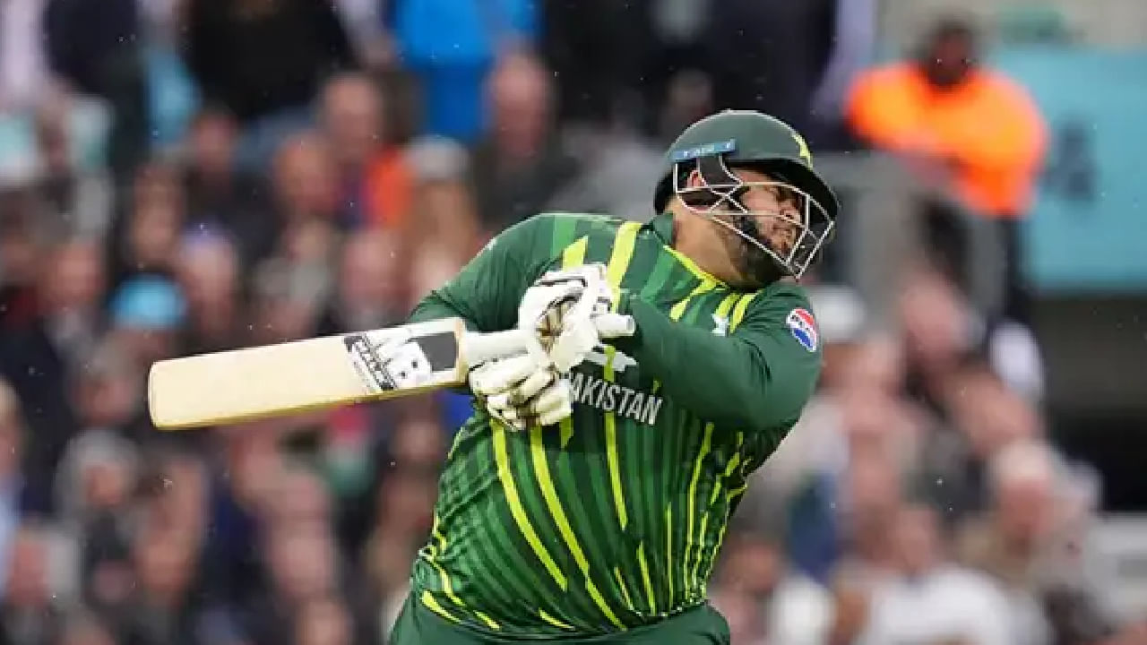 ಈ ಪಶ್ನೆಗಳ ನಡುವೆಯೇ ಆಝಂ ಖಾನ್ ಹಲವು ಬಾರಿ ಪಾಕಿಸ್ತಾನ್ ಟಿ20 ತಂಡದಲ್ಲಿ ಕಾಣಿಸಿಕೊಂಡಿದ್ದರು. ಇದಾಗ್ಯೂ ಅವರ ಪ್ರದರ್ಶನ ಅಷ್ಟಕಷ್ಟೇ ಆಗಿರುತ್ತಿತ್ತು. ಅಷ್ಟೇ ಅಲ್ಲದೆ ಫಿಟ್ನೆಸ್ ಕಾರಣ ಕಳಪೆ ವಿಕೆಟ್ ಕೀಪಿಂಗ್ ಪ್ರದರ್ಶಿಸುತ್ತಾರೆ ಎಂಬ ಟೀಕೆಗಳು ಕೇಳಿ ಬರುತ್ತಿದ್ದವು. ಈ ಟೀಕೆಗಳ ಕಾರಣ ಕಳೆದೊಂದು ವರ್ಷದಿಂದ ಆಝಂ ಖಾನ್ ಪಾಕ್ ತಂಡದಲ್ಲಿ ಕಾಣಿಸಿಕೊಂಡಿಲ್ಲ.