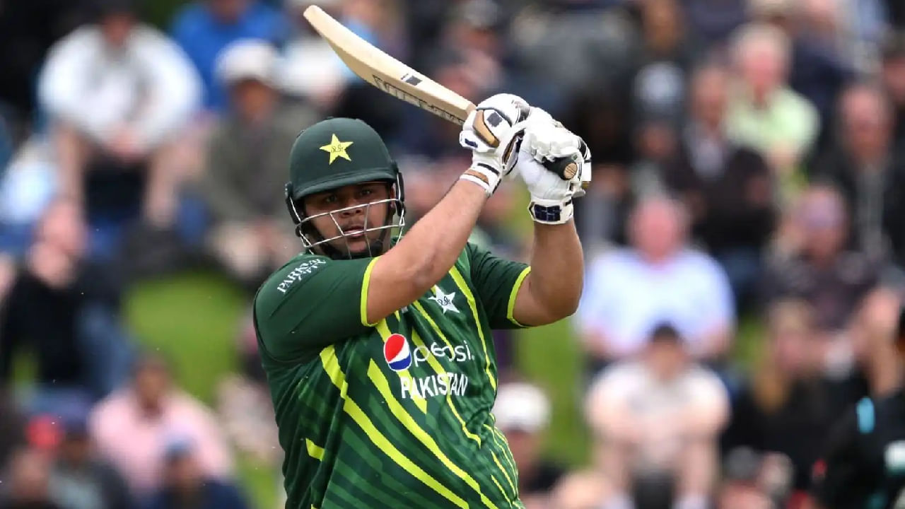 ನನಗೆ ಪಾಕಿಸ್ತಾನ್ ತಂಡದಲ್ಲಿ ಸ್ಥಾನ ಸಿಗದಿದ್ದಾಗ, ಹಲವು ಲೀಗ್ಗಳಲ್ಲಿ ಕಣಕ್ಕಿಳಿಯುತ್ತೇನೆ. ಇದರಿಂದಾಗಿ ನನಗೆ ನನ್ನ ದೇಹದತ್ತ ಗಮನ ಕೊಡಲು ಸಾಧ್ಯವಾಗಿಲ್ಲ. ಇದೇ ಕಾರಣದಿಂದಾಗಿ ನಾನು ಫಿಟ್ ಆಗಿಲ್ಲ ಅಷ್ಟೇ ಎಂದು ಆಝಂ ಖಾನ್ ಹೇಳಿದ್ದಾರೆ.