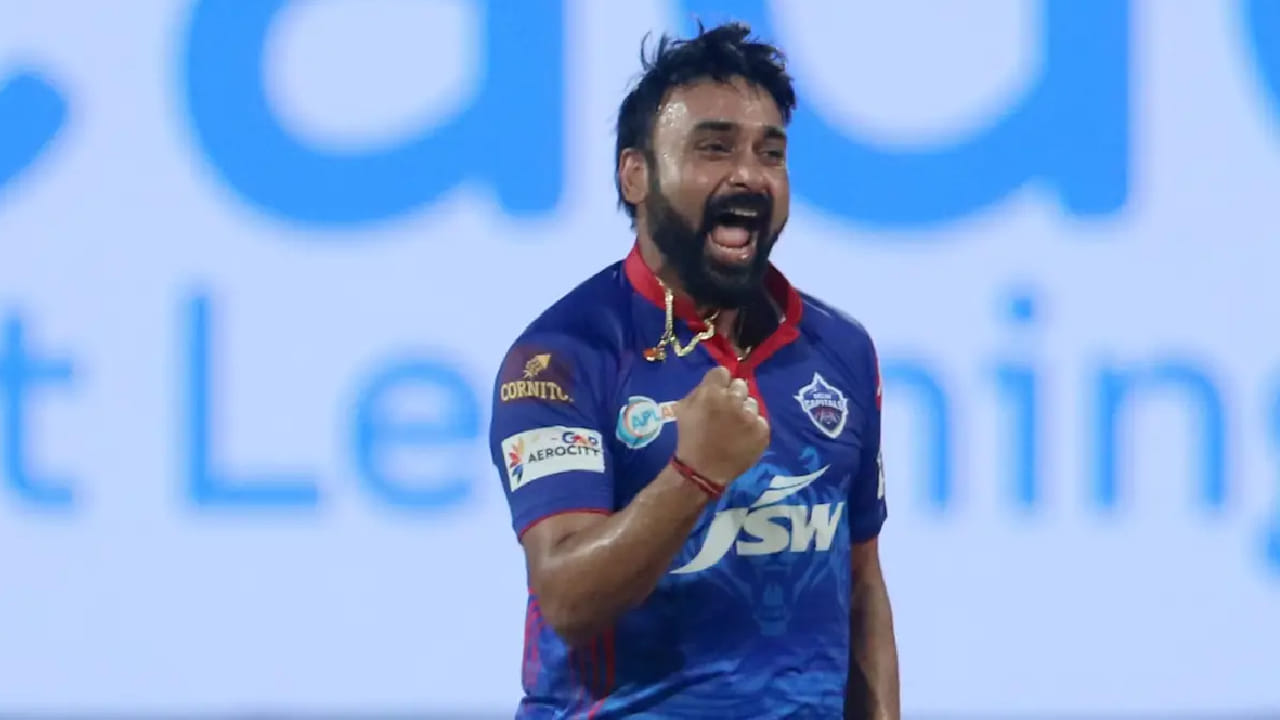 ಹಾಗೆಯೇ ಟಿ20 ಕ್ರಿಕೆಟ್​ನಲ್ಲಿ ಟೀಮ್ ಇಂಡಿಯಾ ಪರ 10 ಪಂದ್ಯಗಳನ್ನಾಡಿದ್ದಾರೆ. ಈ ವೇಳೆ 16 ವಿಕೆಟ್ ಪಡೆಯುವಲ್ಲಿ ಯಶಸ್ವಿಯಾಗಿದ್ದರು. ಹಾಗೆಯೇ ಇಂಡಿಯನ್ ಪ್ರೀಮಿಯರ್ ಲೀಗ್​ನಲ್ಲಿ ಡೆಲ್ಲಿ ಕ್ಯಾಪಿಟಲ್ಸ್, ಡೆಕ್ಕನ್ ಚಾರ್ಜರ್ಸ್, ಸನ್​ರೈಸರ್ಸ್ ಹೈದರಾಬಾದ್ ಹಾಗೂ ಲಕ್ನೋ ಸೂಪರ್ ಜೈಂಟ್ಸ್ ಪರ ಕಣಕ್ಕಿಳಿದಿದ್ದ ಅಮಿತ್ ಮಿಶ್ರಾ 162 ಪಂದ್ಯಗಳಿಂದ 174 ವಿಕೆಟ್ ಕಬಳಿಸಿದ್ದಾರೆ. ಇದೀಗ ಎಲ್ಲಾ ಮಾದರಿಯ ಕ್ರಿಕೆಟ್​​ಗೆ ವಿದಾಯ ಹೇಳುವ ಮೂಲಕ ಅಮಿತ್ ಮಿಶ್ರಾ ಕಾಮೆಂಟೇಟರ್ ಆಗಿ ಹೊಸ ಇನಿಂಗ್ಸ್ ಆರಂಭಿಸುವ ನಿರೀಕ್ಷೆಯಲ್ಲಿದ್ದಾರೆ.