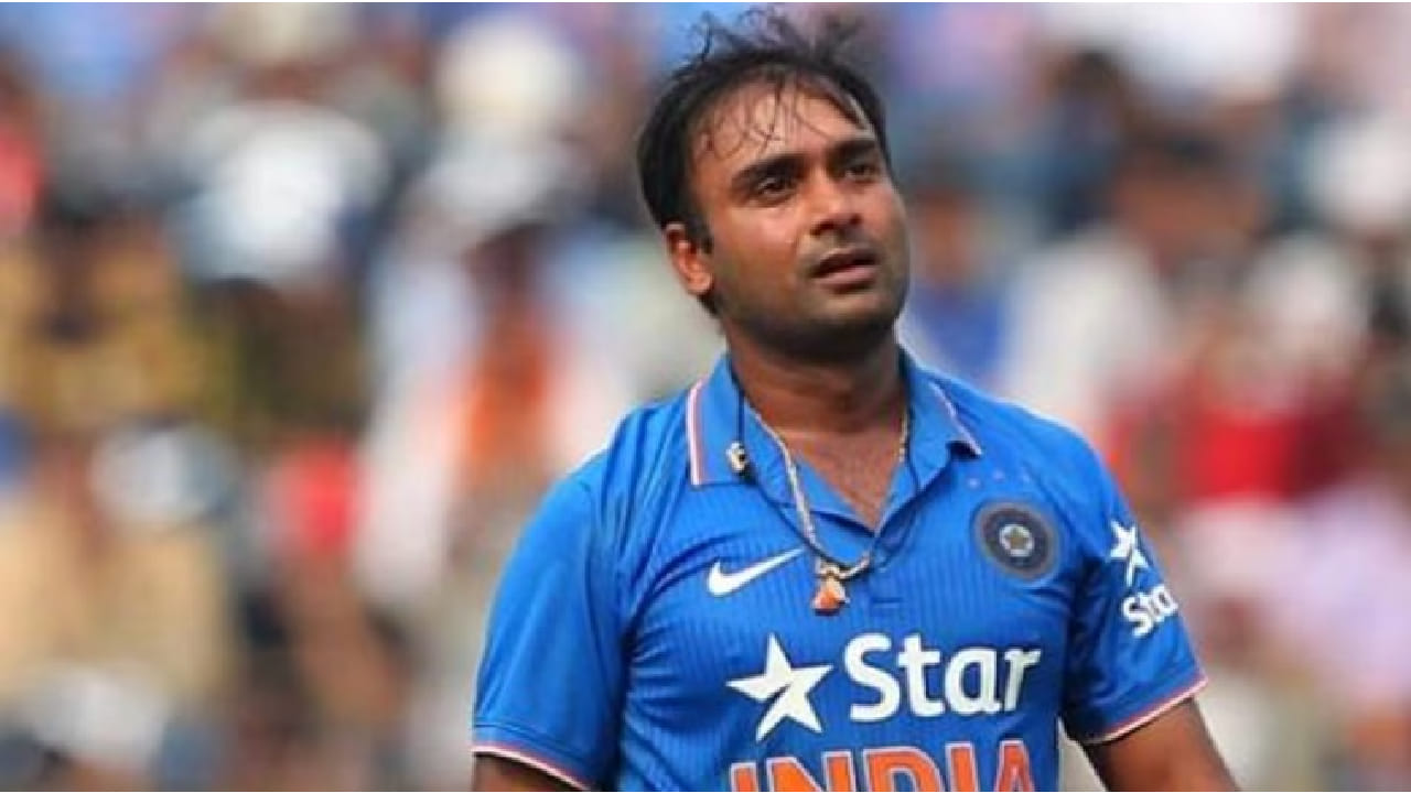 ಈ ಬಗ್ಗೆ ಸೋಷಿಯಲ್ ಮೀಡಿಯಾ ಪೋಸ್ಟ್ ಹಂಚಿಕೊಂಡಿರುವ ಅಮಿತ್ ಮಿಶ್ರಾ,  ನನ್ನ ಕ್ರಿಕೆಟ್ ಜೀವನದ ಈ 25 ವರ್ಷಗಳು ಸ್ಮರಣೀಯ. ಇಷ್ಟು ದಿನ ನನ್ನೊಂದಿಗಿದ್ದ ಬಿಸಿಸಿಐ, ಆಡಳಿತ, ಹರಿಯಾಣ ಕ್ರಿಕೆಟ್ ಸಂಘ, ಸಹಾಯಕ ಸಿಬ್ಬಂದಿ, ನನ್ನ ಸಹೋದ್ಯೋಗಿಗಳು ಮತ್ತು ನನ್ನ ಕುಟುಂಬ ಸದಸ್ಯರಿಗೆ ನಾನು ತುಂಬಾ ಕೃತಜ್ಞನಾಗಿದ್ದೇನೆ. ಇಷ್ಟು ವರ್ಷಗಳ ಸ್ಮರಣೀಯ ನೆನಪುಗಳೊಂದಿಗೆ ಎಲ್ಲಾ ಮಾದರಿಯ ಕ್ರಿಕೆಟ್​ಗೆ ವಿದಾಯ ಹೇಳುತ್ತಿರುವುದಾಗಿ ಅಮಿತ್ ಮಿಶ್ರಾ ತಿಳಿಸಿದ್ದಾರೆ.