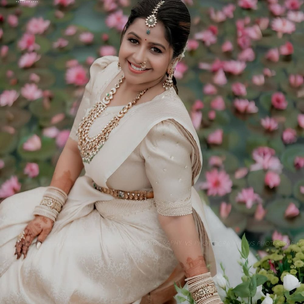 ನಟಿ, ನಿರೂಪಕಿ ಅನುಶ್ರೀ ಕೆಲವೇ ದಿನಗಳ ಹಿಂದೆ ಮದುವೆಯಾದರು. ರೋಷನ್ ಎಂಬವರೊಟ್ಟಿಗೆ ನಟಿ ಅನುಶ್ರೀ ಹಸೆಮಣೆ ಏರಿದರು.