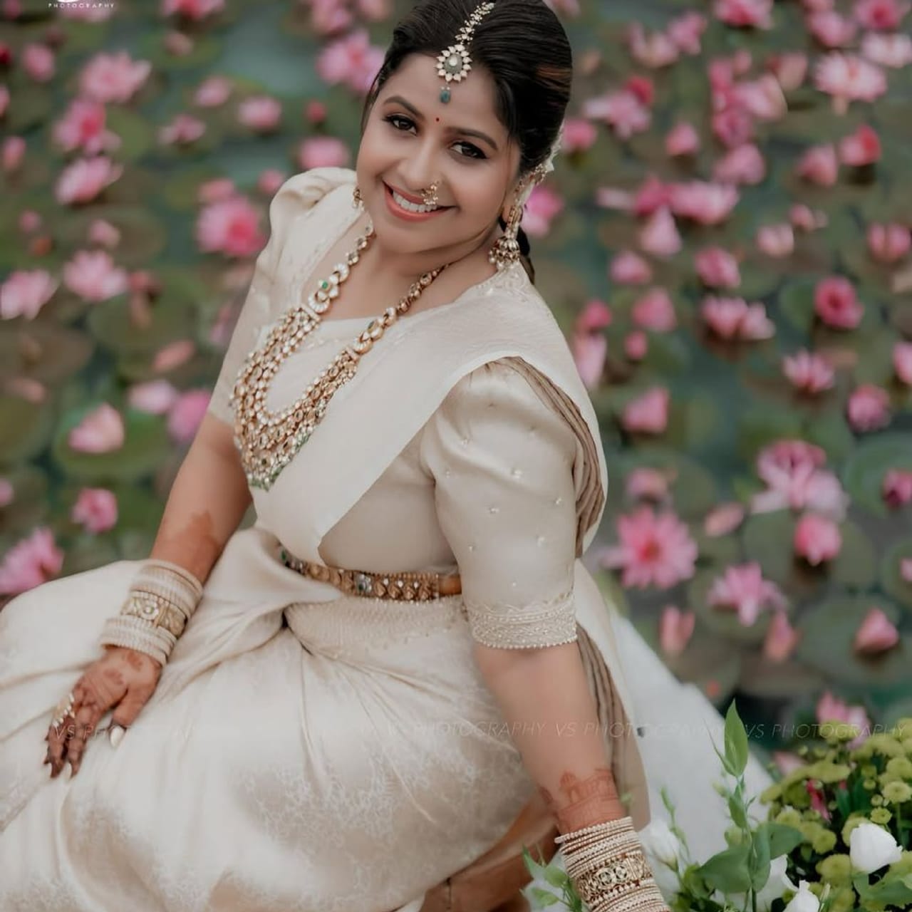 ನಟಿ, ನಿರೂಪಕಿ ಅನುಶ್ರೀ ಕೆಲವೇ ದಿನಗಳ ಹಿಂದೆ ಮದುವೆಯಾದರು. ರೋಷನ್ ಎಂಬವರೊಟ್ಟಿಗೆ ನಟಿ ಅನುಶ್ರೀ ಹಸೆಮಣೆ ಏರಿದರು.