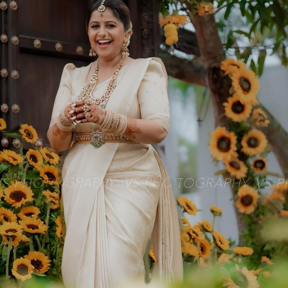 ಮದುವೆ ಸಮಯದಲ್ಲಿ ಅನುಶ್ರೀ ಧರಿಸಿದ್ದ ಸೀರೆಯ ಬಗ್ಗೆ ಸಾಮಾಜಿಕ ಜಾಲತಾಣದಲ್ಲಿ ಸುದ್ದಿಯಾಗಿತ್ತು. ಸೀರೆಯ ಬೆಲೆಯ ಬಗ್ಗೆಯೂ ಚರ್ಚೆ ನಡೆದಿತ್ತು.