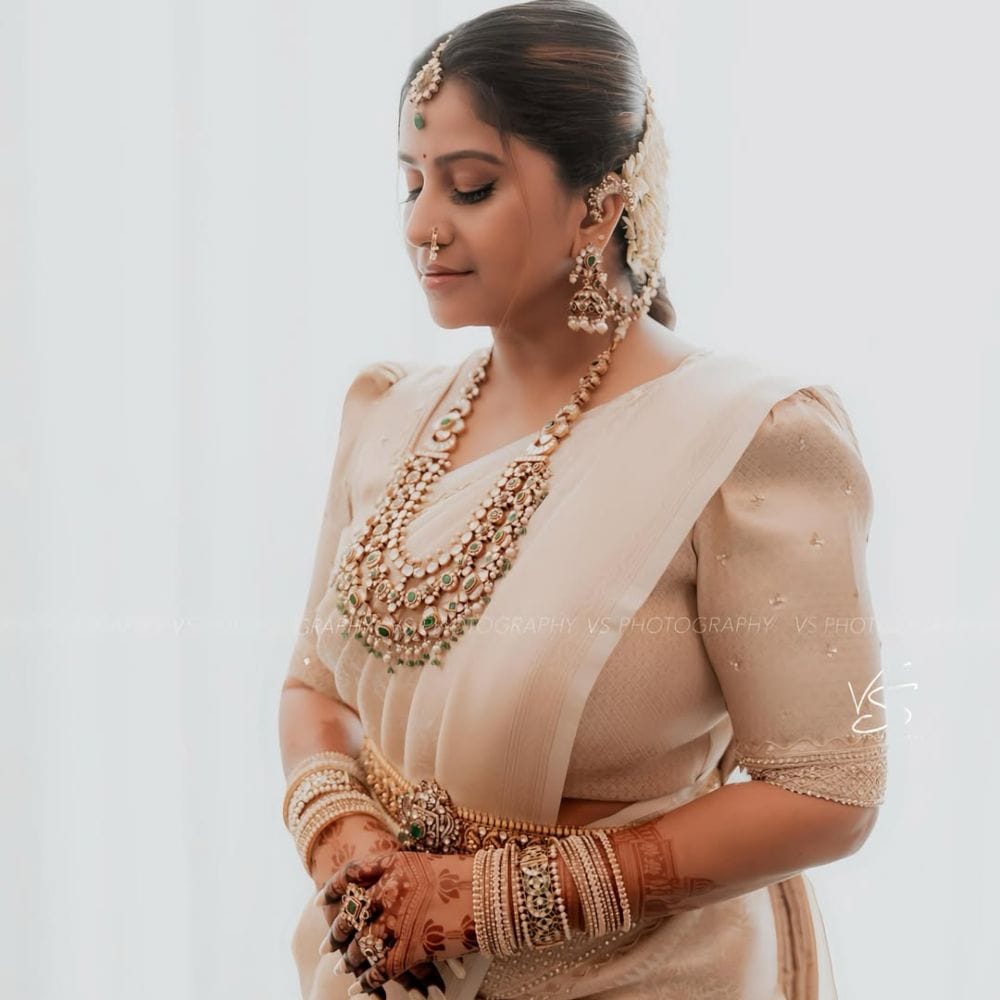 ಅನುಶ್ರೀ ಈ ಚಿತ್ರಗಳಲ್ಲಿ ಧರಿಸಿರುವ ತಿಳು ಬಿಳಿ ಬಣ್ಣದ ಸೀರೆಯ ಬೆಲೆ 2.50 ಲಕ್ಷ ರೂಪಾಯಿಗಳಂತೆ ಎಂಬ ಸುದ್ದಿ ತುಸು ಜೋರಾಗಿಯೇ ಹರಿದಾಡಿತ್ತು.