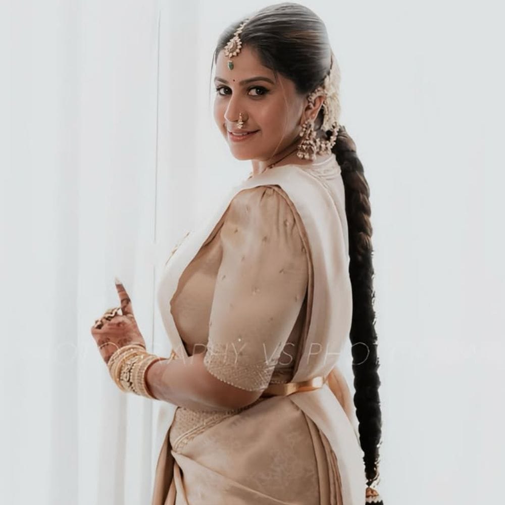 Anushree5ಆದರೆ ಇದೀಗ ಅನುಶ್ರೀ ಸ್ವತಃ ಸೀರೆಯ ಬೆಲೆ ಎಷ್ಟೆಂದು ಹೇಳಿದ್ದಾರೆ. ಅಸಲಿಗೆ ಈ ಸೀರೆಯ ಬೆಲೆ 2700 ರೂಪಾಯಿಗಳು ಮಾತ್ರವಂತೆ.