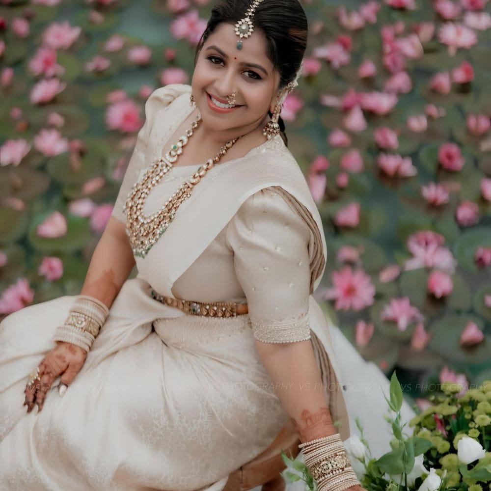 ಈ ಸುಂದರವಾದ ಸೀರೆಯನ್ನು ನಟಿ ಅನುಶ್ರೀ ಅವರು ಮೈಸೂರು ಸಿಲ್ಕ್ ಉದ್ಯೋಗ್​​ನಿಂದ ಖರೀದಿ ಮಾಡಿದ್ದಾರೆ. ತಮ್ಮ ಸಾಮಾಜಿಕ ಜಾಲತಾಣದಲ್ಲಿ ಅವರು ಮಾಹಿತಿ ಹಂಚಿಕೊಂಡಿದ್ದಾರೆ.