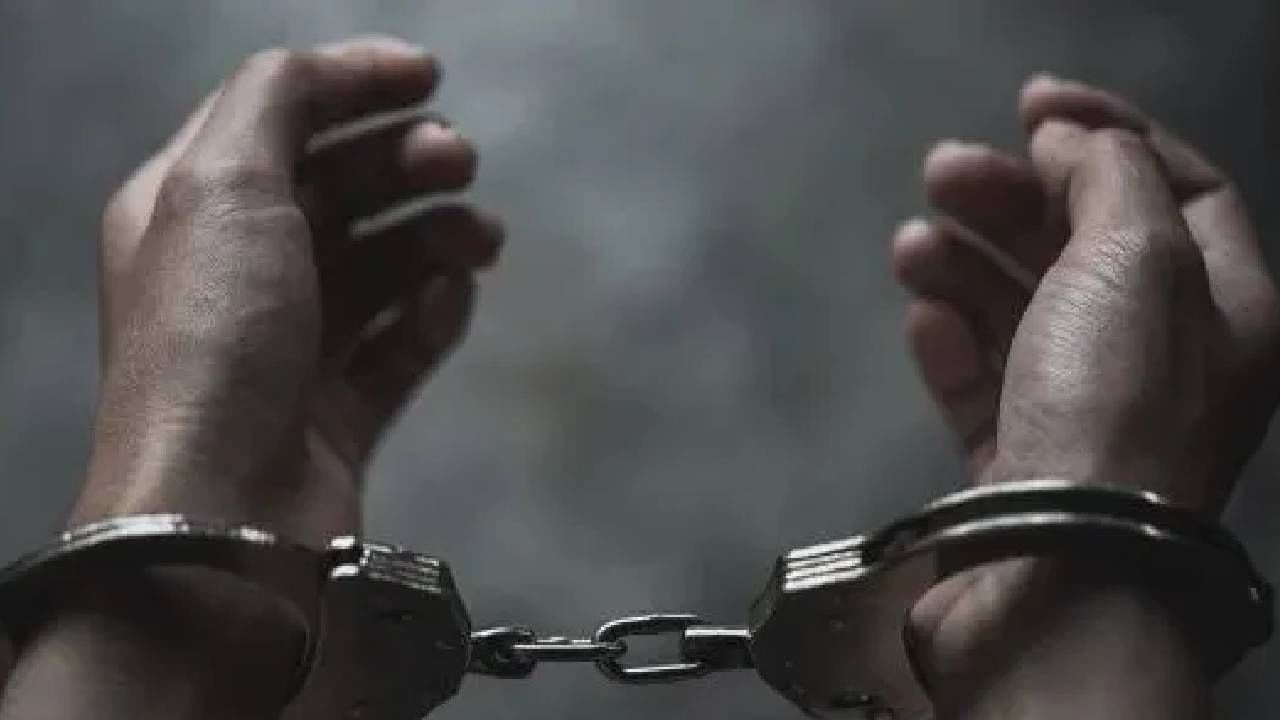 ಮುಂಬೈ: ತಂದೆ, ಅಜ್ಜನನ್ನು ಕೊಂದು ಚಿಕ್ಕಪ್ಪನ ಮೇಲೂ ಹಲ್ಲೆ ನಡೆಸಿದ ಯುವಕ ಮುಂಬೈ: ತಂದೆ, ಅಜ್ಜನನ್ನು ಕೊಂದು ಚಿಕ್ಕಪ್ಪನ ಮೇಲೂ ಹಲ್ಲೆ ನಡೆಸಿದ ಯುವಕ