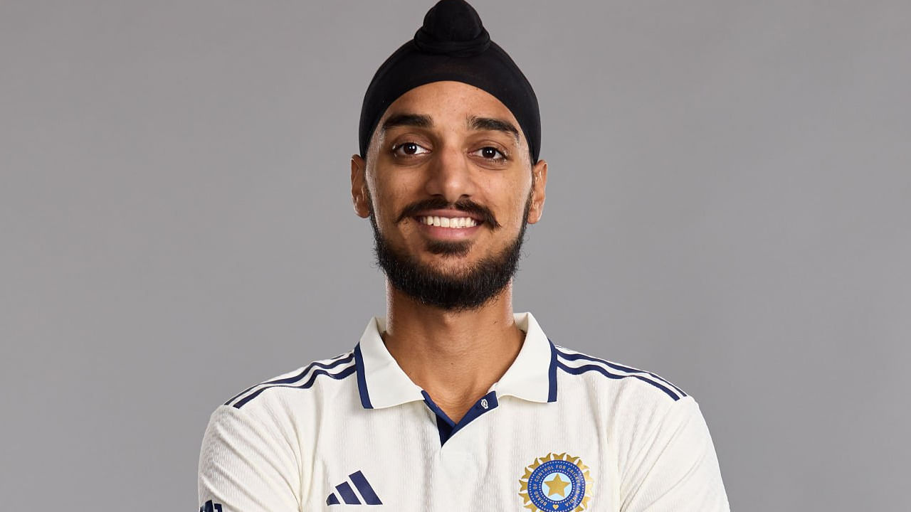 ಅರ್ಷದೀಪ್ ಸಿಂಗ್: ಇಂಗ್ಲೆಂಡ್ ವಿರುದ್ಧದ ಸರಣಿಯಲ್ಲಿ ಹೆಚ್ಚುವರಿ ವೇಗಿಯಾಗಿ ಕಾಣಿಸಿಕೊಂಡಿದ್ದ ಅರ್ಷದೀಪ್ ಸಿಂಗ್ ಅವರನ್ನು ಈ ಬಾರಿ ಆಯ್ಕೆ ಮಾಡಿಲ್ಲ. ಅಂದರೆ ವೆಸ್ಟ್ ಇಂಡೀಸ್ ವಿರುದ್ಧ ಟೀಮ್ ಇಂಡಿಯಾ ಮೂವರು ವೇಗಿಗಳೊಂದಿಗೆ ಕಣಕ್ಕಿಳಿಯಲು ನಿರ್ಧರಿಸಿದೆ. ಹೀಗಾಗಿ ಅರ್ಷದೀಪ್ ಸಿಂಗ್ಗೆ ಸ್ಥಾನ ಲಭಿಸಿಲ್ಲ.