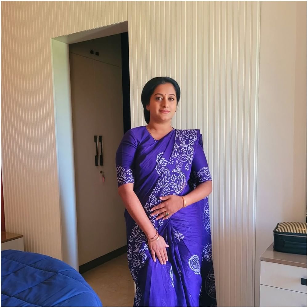 ಅಶ್ವಿನಿ ಗೌಡ: ಅಶ್ವಿನಿ ಗೌಡ ಅವರು 25 ಧಾರಾವಾಹಿ, 100ಕ್ಕೂ ಅಧಿಕ ಸಿನಿಮಾಗಳಲ್ಲಿ ನಟಿಸಿದ್ದಾರೆ. ಅವರು ಕನ್ನಡದ ಹೋರಾಟಗಾರ್ತಿ ಕೂಡ ಹೌದು. ಅವರು ಬಿಗ್ ಬಾಸ್ ಕನ್ನಡ ಸೀಸನ್ 12ರ ಸ್ಪರ್ಧಿ ಆಗಿ ಎಂಟ್ರಿ ಕೊಟ್ಟಿದ್ದಾರೆ.