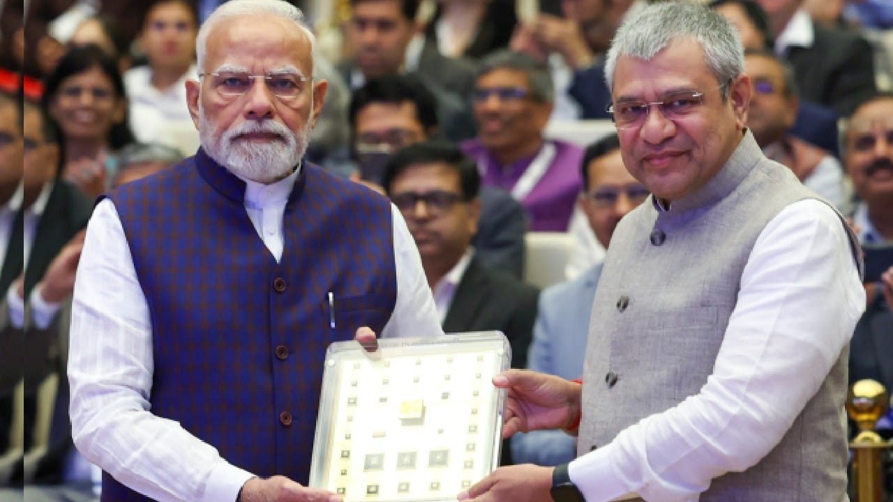 ಪ್ರಧಾನಿ ಮೋದಿಗೆ ಮೊದಲ ಮೇಡ್ ಇನ್ ಇಂಡಿಯಾ ಸೆಮಿಕಂಡಕ್ಟರ್ ಚಿಪ್ ಹಸ್ತಾಂತರ ಪ್ರಧಾನಿ ಮೋದಿಗೆ ಮೊದಲ ಮೇಡ್ ಇನ್ ಇಂಡಿಯಾ ಸೆಮಿಕಂಡಕ್ಟರ್ ಚಿಪ್ ಹಸ್ತಾಂತರ