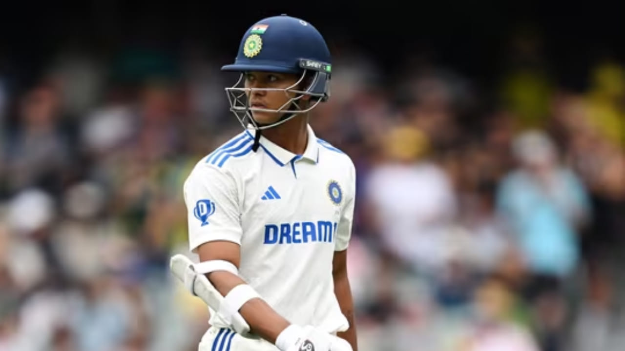 ಏಷ್ಯಾಕಪ್ ತಂಡದಲ್ಲಿ ಸ್ಥಾನ ಪಡೆಯಲು ವಿಫಲವಾದ ನಿರಾಶೆಯಲ್ಲಿದ್ದ ಟೀಂ ಇಂಡಿಯಾದ ಯುವ ಆರಂಭಿಕ ಆಟಗಾರ ಯಶಸ್ವಿ ಜೈಸ್ವಾಲ್ ಇಂದಿನಿಂದ ಆರಂಭವಾಗಿರುವ ದುಲೀಪ್ ಟ್ರೋಫಿ ಸೆಮಿಫೈನಲ್‌ ಪಂದ್ಯದಲ್ಲಿ ಪಶ್ಚಿಮ ವಲಯ ತಂಡದ ಪರ ಕಣಕ್ಕಿಳಿದಿದ್ದರು. ಆದರೆ ಈ ಪಂದ್ಯದ ಮೊದಲ ಇನ್ನಿಂಗ್ಸ್​ನಲ್ಲಿ ಜೈಸ್ವಾಲ್​ಗೆ ಒಂದಂಕಿಯನ್ನೂ ದಾಟಲು ಸಾಧ್ಯವಾಗಲಿಲ್ಲ.