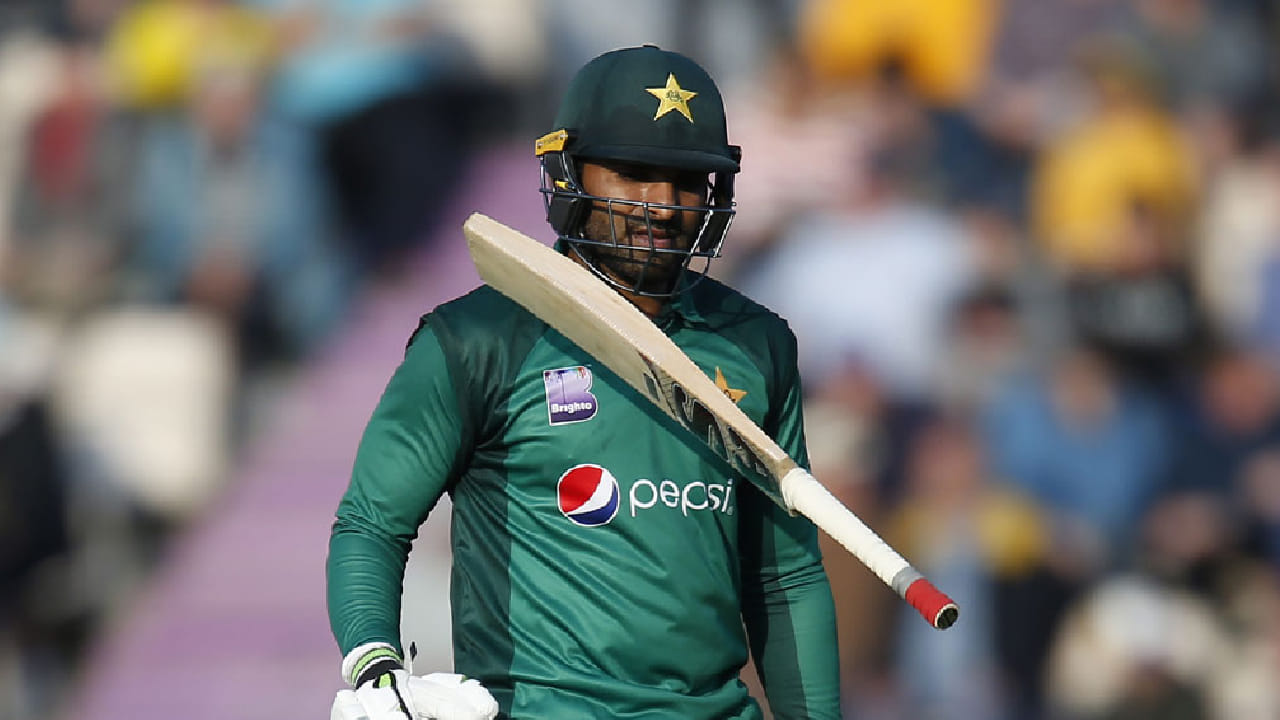 ಆದರೆ ಇದೀಗ ಏಷ್ಯಾಕಪ್​ ಟೂರ್ನಿ ಆರಂಭಕ್ಕೂ ಮುನ್ನವೇ ಅಂತಾರಾಷ್ಟ್ರೀಯ ಕ್ರಿಕೆಟ್​ಗೆ ಗುಡ್ ಬೈ ಹೇಳಿದ್ದಾರೆ. ಈ ಬಗ್ಗೆ ಸೋಷಿಯಲ್ ಮೀಡಿಯಾ ಪೋಸ್ಟ್ ಹಂಚಿಕೊಂಡಿರುವ ಆಸಿಫ್ ಅಲಿ, ಪಾಕಿಸ್ತಾನದ ಜೆರ್ಸಿ ಧರಿಸಿರುವುದು ನನ್ನ ಜೀವನದ ಅತ್ಯಂತ ದೊಡ್ಡ ಗೌರವ. ಅಲ್ಲದೆ ಕ್ರಿಕೆಟ್ ಮೈದಾನದಲ್ಲಿ ನನ್ನ ದೇಶಕ್ಕೆ ಸೇವೆ ಸಲ್ಲಿಸುವುದು ನನ್ನ ಹೆಮ್ಮೆಯ ಅಧ್ಯಾಯವಾಗಿದೆ.  ಈ ಅಧ್ಯಾಯಕ್ಕೆ ವಿರಾಮವಿಡಲು ನಿರ್ಧರಿಸಿದ್ದೇನೆ ಎಂದು ನಿವೃತ್ತಿ ನಿರ್ಧಾರವನ್ನು ಪ್ರಕಟಿಸಿದ್ದಾರೆ.