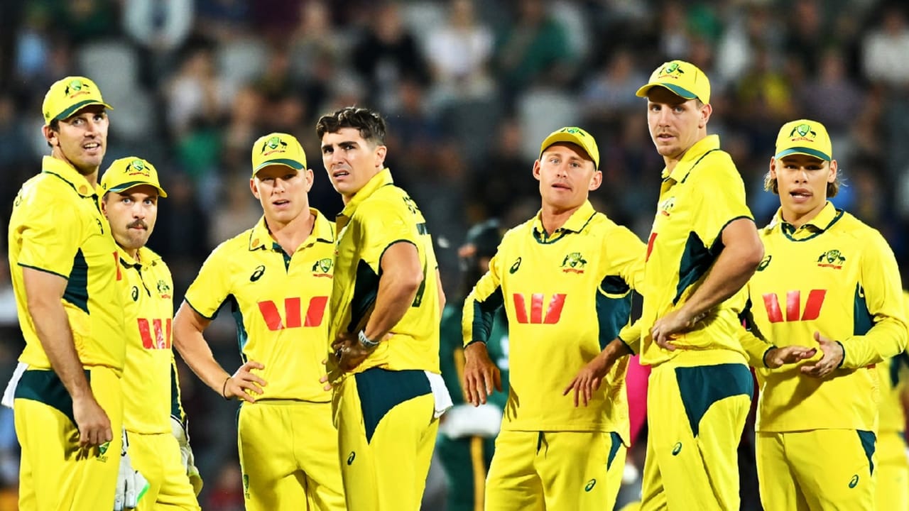 ಆಸ್ಟ್ರೇಲಿಯಾ ಏಕದಿನ ತಂಡದ ನಾಯಕ ಪ್ಯಾಟ್ ಕಮಿನ್ಸ್ (Pat Cummins) ಭಾರತದ ವಿರುದ್ಧ ಸರಣಿಯಿಂದ ಹೊರಗುಳಿಯುವುದು ಖಚಿತವಾಗಿದೆ. ಸೊಂಟದ ಮೂಳೆಯ ನೋವಿನಿಂದ ಬಳಲುತ್ತಿರುವ ಕಮಿನ್ಸ್ ಅವರಿಗೆ ವೈದ್ಯರು ಹೆಚ್ಚಿನ ವಿಶ್ರಾಂತಿ ಸೂಚಿಸಿದ್ದಾರೆ. ಇದೇ ಕಾರಣದಿಂದ ಕಮಿನ್ಸ್ ನ್ಯೂಝಿಲೆಂಡ್ ವಿರುದ್ಧದ ಸರಣಿಯಿಂದ ಹೊರಗುಳಿದಿದ್ದರು.