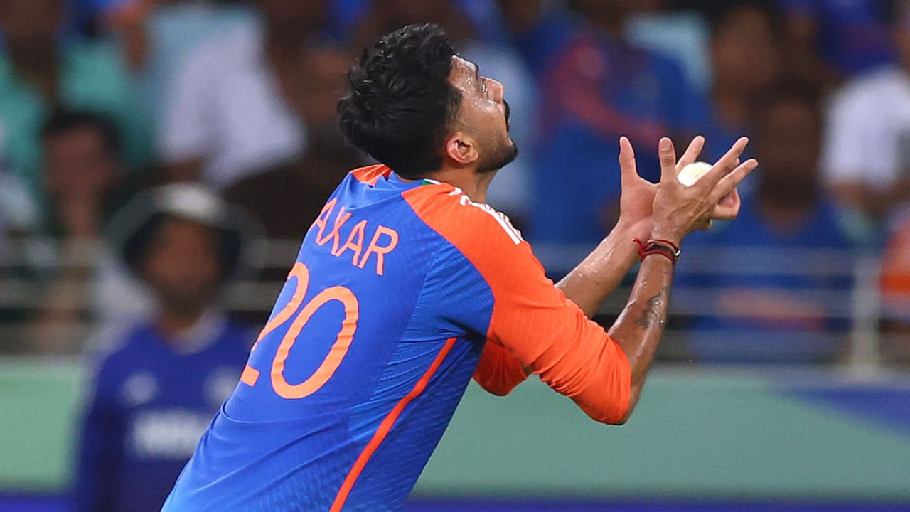 ಅದರಂತೆ ಇನಿಂಗ್ಸ್ ಆರಂಭಿಸಿದ ಸೈಫ್ ಹಸನ್ಗೆ ಟೀಮ್ ಇಂಡಿಯಾ ಫೀಲ್ಡರ್ ಗಳು ನೀಡಿದ ಜೀವದಾನಗಳ ಸಂಖ್ಯೆ ಬರೋಬ್ಬರಿ ನಾಲ್ಕು. 40 ರನ್ ಗಳಿಸಿದ್ದಾಗ ಅಕ್ಷರ್ ಪಟೇಲ್ ಬಾಂಗ್ಲಾದೇಶ್ ಆರಂಭಿಕನಿಗೆ ಮೊದಲ ಜೀವದಾನ ನೀಡಿದ್ದರು. ಈ ಅವಕಾಶವನ್ನು ಬಳಸಿಕೊಂಡ ಸೈಫ್ ಹಸನ್ ಅರ್ಧಶತಕ ಪೂರೈಸಿದರು.