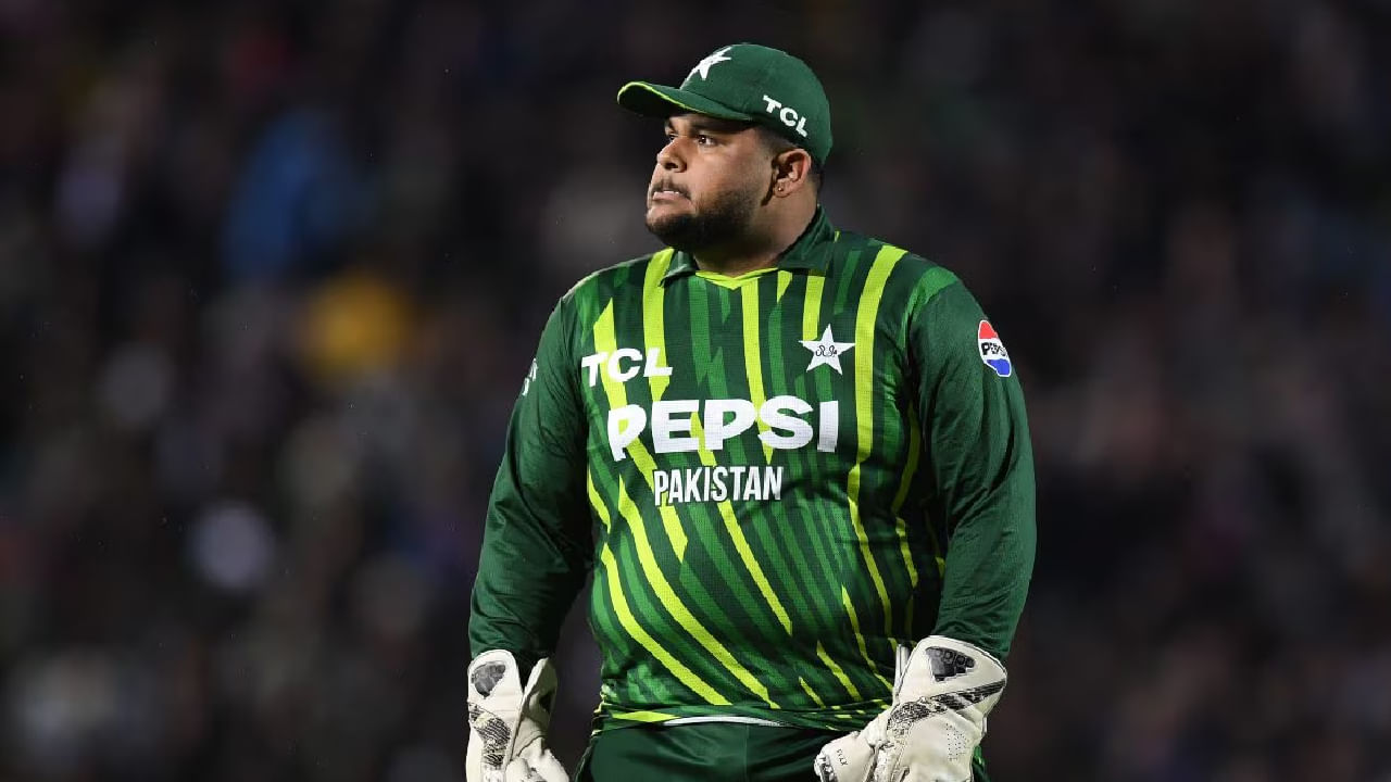 ಇದೀಗ ಸಂದರ್ಶನವೊಂದರಲ್ಲಿ ತನ್ನ ಫಿಟ್ನೆಸ್ ಬಗ್ಗೆ ಆಝಂ ಖಾನ್ ಮಾತನಾಡಿದ್ದಾರೆ. ಅಚ್ಚರಿ ಎಂಬಂತೆ, ಅವರು ಫಿಟ್ನೆಸ್ ಕಳಪೆಯಾಗಿರಲು ಮುಖ್ಯ ಕಾರಣ ಕ್ರಿಕೆಟ್ ಆಡುತ್ತಿರುವುದಂತೆ. ಅಂದರೆ ಕಳೆದ ಕಳೆದ ಕೆಲ ವರ್ಷಗಳಿಂದ ಕ್ರಿಕೆಟ್ ಆಡುತ್ತಿರುವ ಕಾರಣ ಫಿಟ್ನೆಸ್ ಕಡೆ ಗಮನಹರಿಸಲು ಸಾಧ್ಯವಾಗಿಲ್ಲ ಎಂದಿದ್ದಾರೆ.