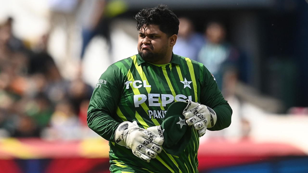 ಇದೀಗ ಆಝಂ ಖಾನ್ ನೀಡಿರುವ ಹೇಳಿಕೆಯು ಭಾರೀ ವೈರಲ್ ಆಗಿದೆ. ಸಾಮಾನ್ಯವಾಗಿ ಕ್ರಿಕೆಟಿಗರು ಫಿಟ್ನೆಸ್ ಸಾಧಿಸಿ ಅಂಗಳಕ್ಕಿಳಿಯುತ್ತಾರೆ. ಆದರೆ ಆಝಂ ಖಾನ್ ಕ್ರಿಕೆಟ್ ಆಡುತ್ತಿರುವ ಕಾರಣ ಫಿಟ್ನೆಸ್ನತ್ತ ಗಮನ ಕೊಡಲು ಸಮಯ ಸಿಗುತ್ತಿಲ್ಲ ಎಂದೇಳಿ ನಗೆಪಾಟಲಿಗೀಡಾಗಿದ್ದಾರೆ.