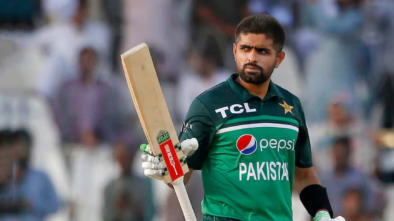 2022 ರಲ್ಲಿ ನ್ಯೂಝಿಲೆಂಡ್ ವಿರುದ್ಧದ ಟಿ20 ಪಂದ್ಯದಲ್ಲಿ ಆರಂಭಿಕನಾಗಿ ಕಣಕ್ಕಿಳಿದ ಬಾಬರ್ ಆಝಂ 53 ಎಸೆತಗಳಲ್ಲಿ 11 ಫೋರ್ಗಳೊಂದಿಗೆ ಅಜೇಯ 79 ರನ್ ಬಾರಿಸಿದ್ದರು. ಈ ಮೂಲಕ ಟಿ20 ಕ್ರಿಕೆಟ್ ಇತಿಹಾಸದಲ್ಲೇ ಸಿಕ್ಸ್ ಬಾರಿಸದೇ ಅತ್ಯಧಿಕ ರನ್ಗಳಿಸಿದ ಬ್ಯಾಟರ್ ಎನಿಸಿಕೊಂಡಿದ್ದರು.