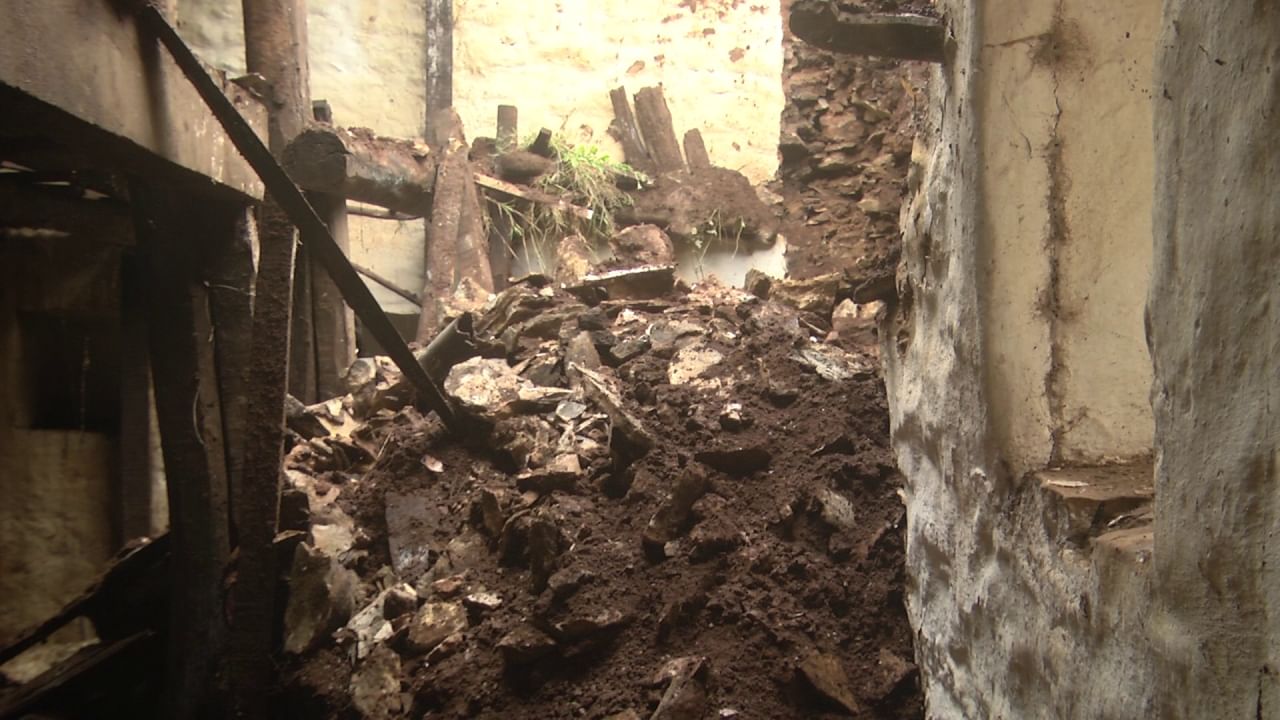 ಬಾಗಲಕೋಟೆ ಜಿಲ್ಲೆಯಲ್ಲಿ ನಿನ್ನೆ ರಾತ್ರಿ ಸುರಿದ ಧಾರಾಕಾರ ಮಳೆಗೆ ಜಿಲ್ಲಾದ್ಯಂತ ಹತ್ತಕ್ಕೂ ಅಧಿಕ ಮನೆಗಳು ಕುಸಿದು ಬಿದ್ದಿವೆ. ಮಹಾಲಿಂಗಪುರ ಪಟ್ಟಣದಲ್ಲಿ ಮನೆ ಕುಸಿದು, ದರ್ಶನ್ ಲಾತೂರ್ ಎಂಬ 11 ವರ್ಷದ ಬಾಲಕ‌ ಮೃತಪಟ್ಟಿದ್ದಾನೆ.
ನೀರಲಕೇರಿ ಗ್ರಾಮದಲ್ಲಿ ಈರಣ್ಣ ಉಳ್ಳಾಗಡ್ಡಿ ಎಂಬುವರ ಮಾಳಿಗೆ ಮನೆ ಕುಸಿದಿದ್ದು, ಯಾವುದೇ ಪ್ರಾಣಾಪಾಯ ಸಂಭವಿಸಿಲ್ಲ.