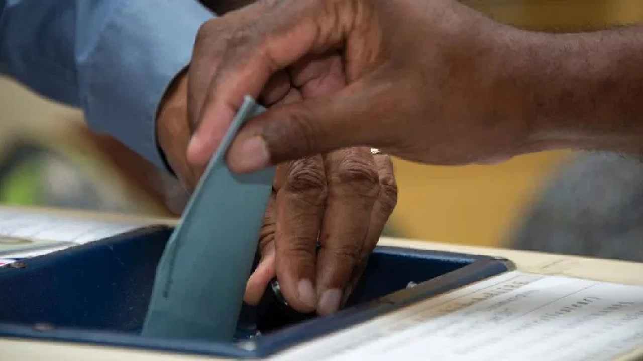 ಸ್ಥಳೀಯ ಸಂಸ್ಥೆಗಳ ಚುನಾವಣೆಗಳಲ್ಲಿ ಇವಿಎಂ ಬದಲು ಬ್ಯಾಲೆಟ್ ಪೇಪರ್ ಬಳಕೆ, ಆಯೋಗಕ್ಕೆ ಸರ್ಕಾರ ಶಿಫಾರಸು ಸ್ಥಳೀಯ ಸಂಸ್ಥೆಗಳ ಚುನಾವಣೆಗಳಲ್ಲಿ ಇವಿಎಂ ಬದಲು ಬ್ಯಾಲೆಟ್ ಪೇಪರ್ ಬಳಕೆ, ಆಯೋಗಕ್ಕೆ ಸರ್ಕಾರ ಶಿಫಾರಸು