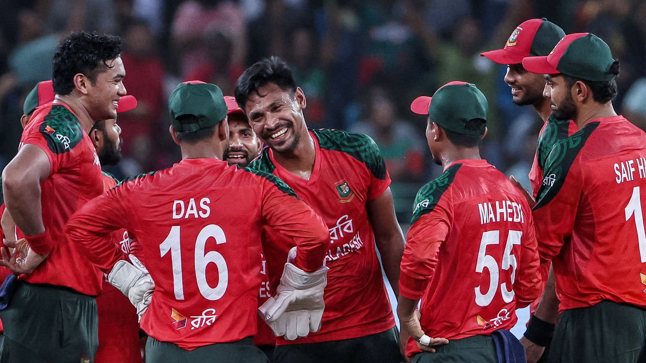 ಇನ್ನು ಭಾರತದ ವಿರುದ್ಧ ಸೋಲುಂಡರೆ ಬಾಂಗ್ಲಾದೇಶ್ ತಂಡದ ಫೈನಲ್ ಹಾದಿ ಕಠಿಣವಾಗಲಿದೆ. ಏಕೆಂದರೆ ಬಾಂಗ್ಲಾದೇಶ್ ಹಾಗೂ ಪಾಕಿಸ್ತಾನ್ ತಂಡಗಳು ಒಂದೊಂದು ಪಂದ್ಯ ಗೆದ್ದಿದ್ದು, ಉಭಯ ತಂಡಗಳು ತಲಾ 2 ಅಂಕಗಳನ್ನು ಹೊಂದಿವೆ.