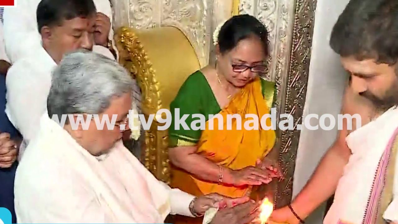 Mysore Dasara 2025: ಚಾಮುಂಡೇಶ್ವರಿ ಪೂಜೆ ಬಳಿಕ ಆರತಿ ಪಡೆದ ಬಾನು ಮುಷ್ತಾಕ್ Mysore Dasara 2025: ಚಾಮುಂಡೇಶ್ವರಿ ಪೂಜೆ ಬಳಿಕ ಆರತಿ ಪಡೆದ ಬಾನು ಮುಷ್ತಾಕ್