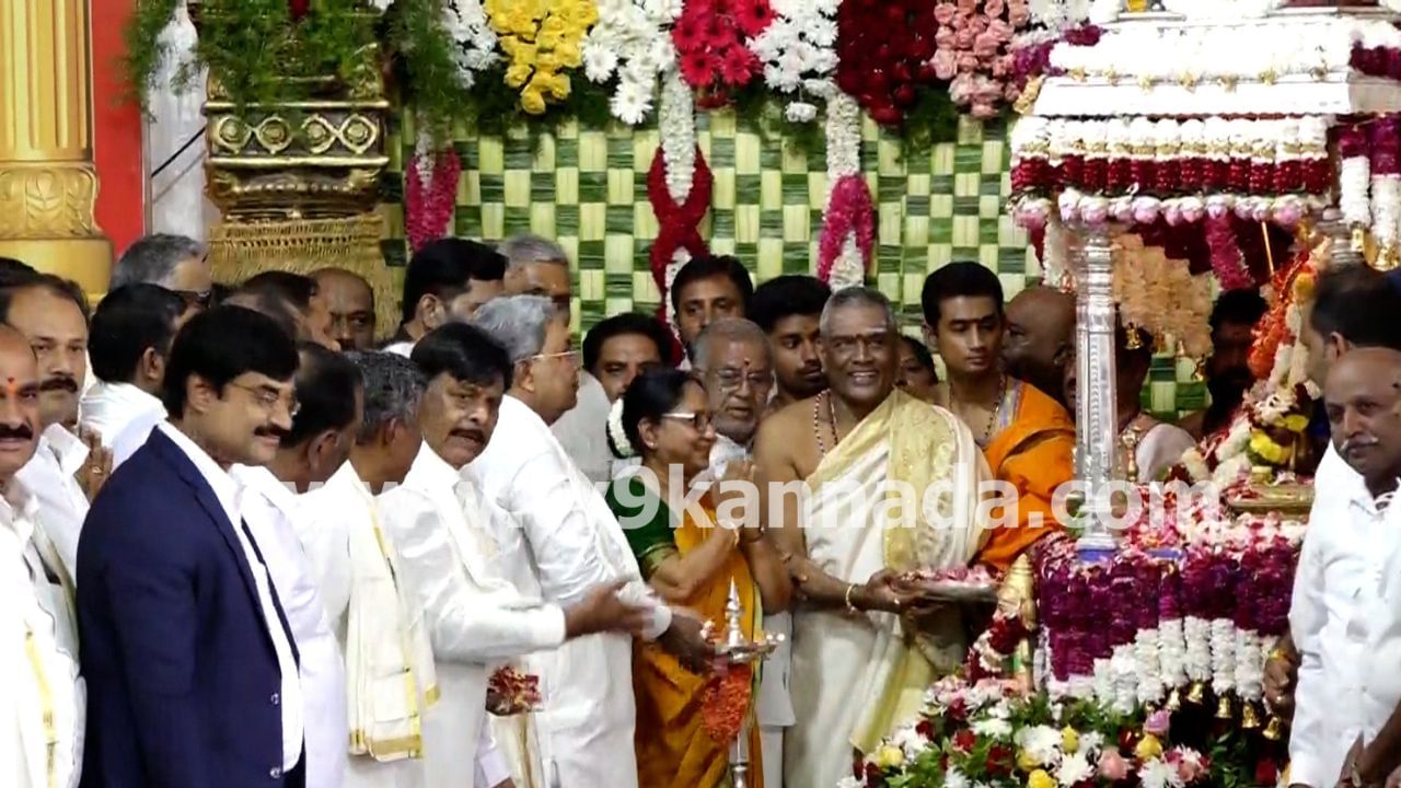 ಮೈಸೂರು ದಸರಾ ಶಾಂತಿಯ ಹಬ್ಬ. ಇದು ಸರ್ವ ಜನಾಂಗದ ಶಾಂತಿಯ ತೋಟ. ಈ ನೆಲದ ಸುಗಂಧವು ಐಕ್ಯತೆ ಆಗಲಿ. ದಸರಾ ಕೇವಲ ಮೈಸೂರು, ನಮ್ಮ ನಾಡು, ದೇಶಕ್ಕೆ ಮಾತ್ರ ಸೀಮಿತವಾಗದೆ ಇಡೀ ಪ್ರಪಂಚದಾದ್ಯಂತ ನೆಲೆ ಕಂಡುಕೊಳ್ಳಲಿ ಎಂದು ಬಾನು ಮುಷ್ತಾಕ್ ಹಾರೈಸಿದರು.