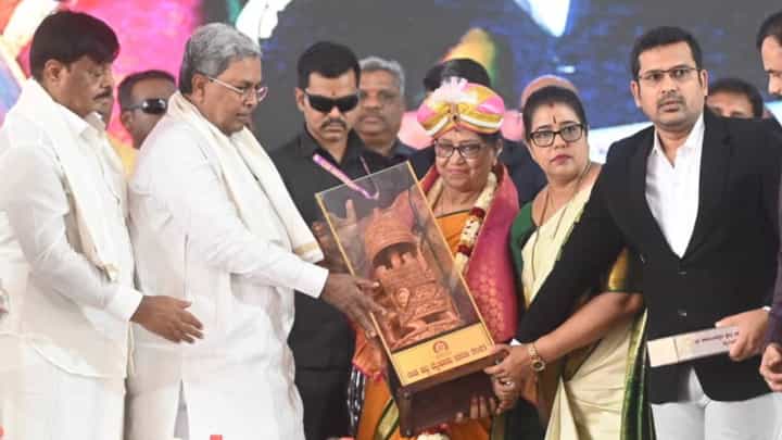 ಮಂಗಳಾರತಿ, ಪುಷ್ಪಾರ್ಚನೆ ನನಗೆ ಹೊಸದಲ್ಲ: ದಸರಾ ಉದ್ಘಾಟನೆ ವೇದಿಕೆಯಲ್ಲೇ ಟೀಕಾಕಾರರಿಗೆ ಬಾನು ಮುಷ್ತಾಕ್ ತಿರುಗೇಟು