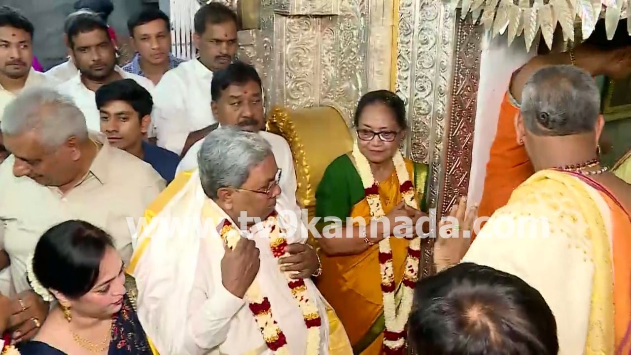 ಬಾನು ಮುಷ್ತಾಕ್ ಅವರನ್ನು ದಸರಾ ಉದ್ಘಾಟಕಿಯನ್ನಾಗಿ ಆಯ್ಕೆ ಮಾಡಿದ ಸಿದ್ದರಾಮಯ್ಯ ಸರ್ಕಾರದ ವಿರುದ್ಧ ವ್ಯಾಪಕ ಟೀಕೆ ವ್ಯಕ್ತವಾಗಿತ್ತು. ವಿಶೇಷವಾಗಿ ಪ್ರತಿಪಕ್ಷ ಬಿಜೆಪಿ ತೀವ್ರ ಆಕ್ಷೇಪ ವ್ಯಕ್ತಪಡಿಸಿತ್ತು. ಬಿಜೆಪಿ ಸಂಸದ ಪ್ರತಾಪ್ ಸಿಂಹ ಹೈಕೋರ್ಟ್ನಲ್ಲಿ ಪ್ರಶ್ನಿಸಿದ್ದರು.