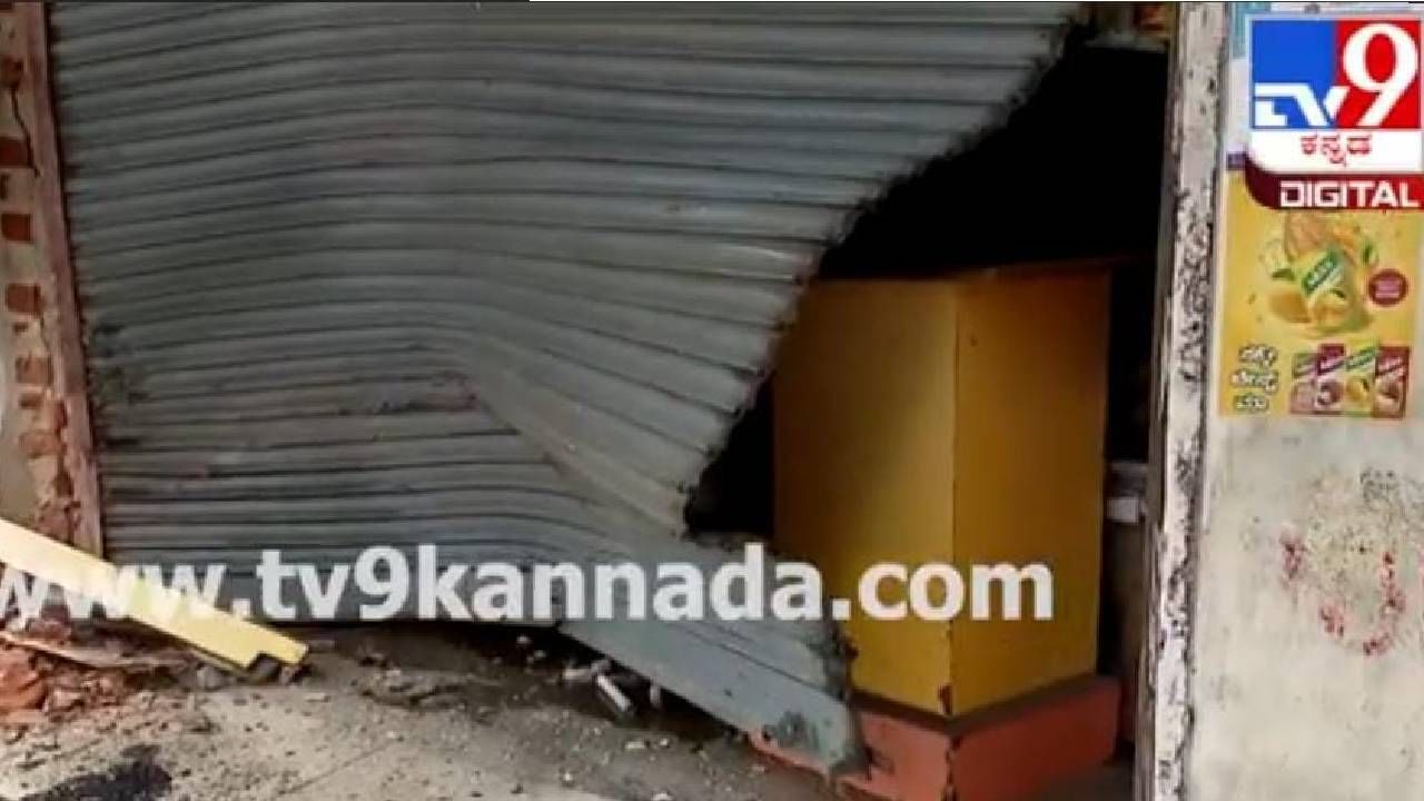 ಚಾಲಕನ ನಿಯಂತ್ರಣ ತಪ್ಪಿ ಬೇಕರಿಗೆ ಡಿಕ್ಕಿ ಹೊಡೆದ ಲಾರಿ; ಅಂಗಡಿಯ ಸ್ಥಿತಿ ಹೇಗಾಗಿದೆ ನೋಡಿ ಚಾಲಕನ ನಿಯಂತ್ರಣ ತಪ್ಪಿ ಬೇಕರಿಗೆ ಡಿಕ್ಕಿ ಹೊಡೆದ ಲಾರಿ; ಅಂಗಡಿಯ ಸ್ಥಿತಿ ಹೇಗಾಗಿದೆ ನೋಡಿ