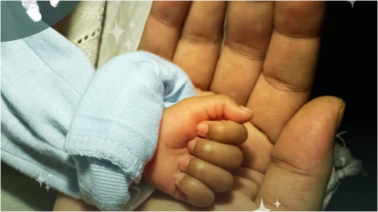 ಭಾವನಾ ರಾಮಣ್ಣ ಅವರು ಮದುವೆ ಆಗದೆಯೇ ಐವಿಎಫ್ ತಂತ್ರಜ್ಞಾನದ ಮೂಲಕ ಮಗು ಪಡೆದಿದ್ದಾರೆ. ಮಗುವಿನ ಕೈ ಇರುವ ಫೋಟೋವನ್ನು ಅವರು ಸೋಶಿಯಲ್ ಮೀಡಿಯಾದಲ್ಲಿ ಪೋಸ್ಟ್ ಮಾಡಿದ್ದಾರೆ.