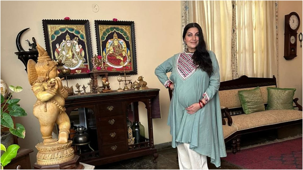 ‘ಮನೆಯ ಗೂಡಲ್ಲಿ ಚುಯ್ ಚುಯ್ ಸದ್ದು ಮಾಡುತ್ತಿರುವ ಈ ಪುಟ್ಟ ಹಕ್ಕಿಗೆ ಏನೆಂದು ಹೆಸರಿಡುವುದು? ನಮ್ಮನ್ನು ನಯವಾಗಿ ಬಂಧಿಸಿದ ಸುಂದರ ಬಲೆ, ಇದು ಹೊಸ ಪ್ರೀತಿಯ ಅಲೆ. ವಿನೂತನ ವಿಸ್ಮಯ’ ಎಂದು ಭಾವನಾ ಪೋಸ್ಟ್ ಮಾಡಿದ್ದಾರೆ.